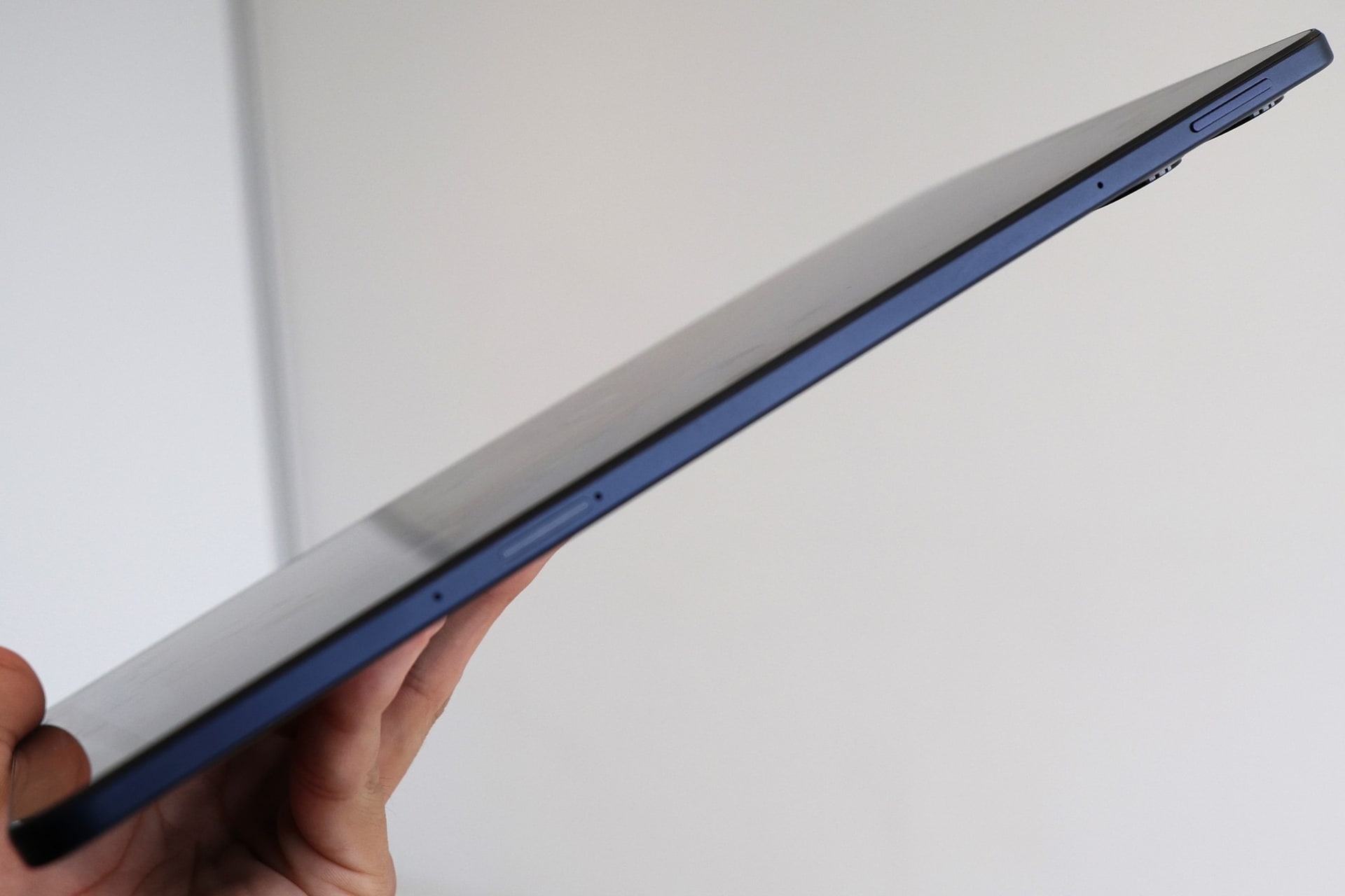 右側面は上側に音量調整スイッチ、下側にmicroSDカード