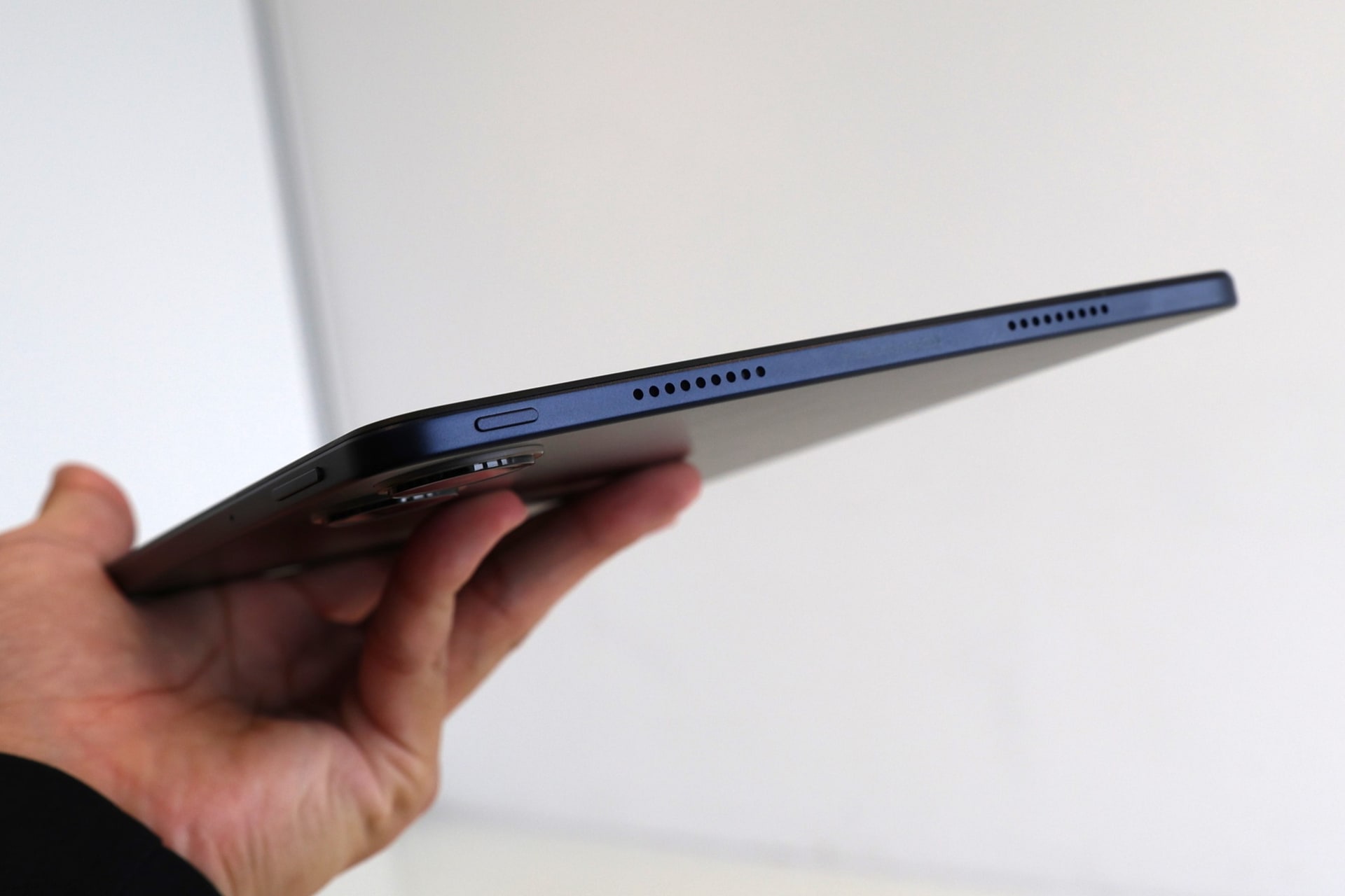 上側面にはスピーカーとドルビーのロゴ