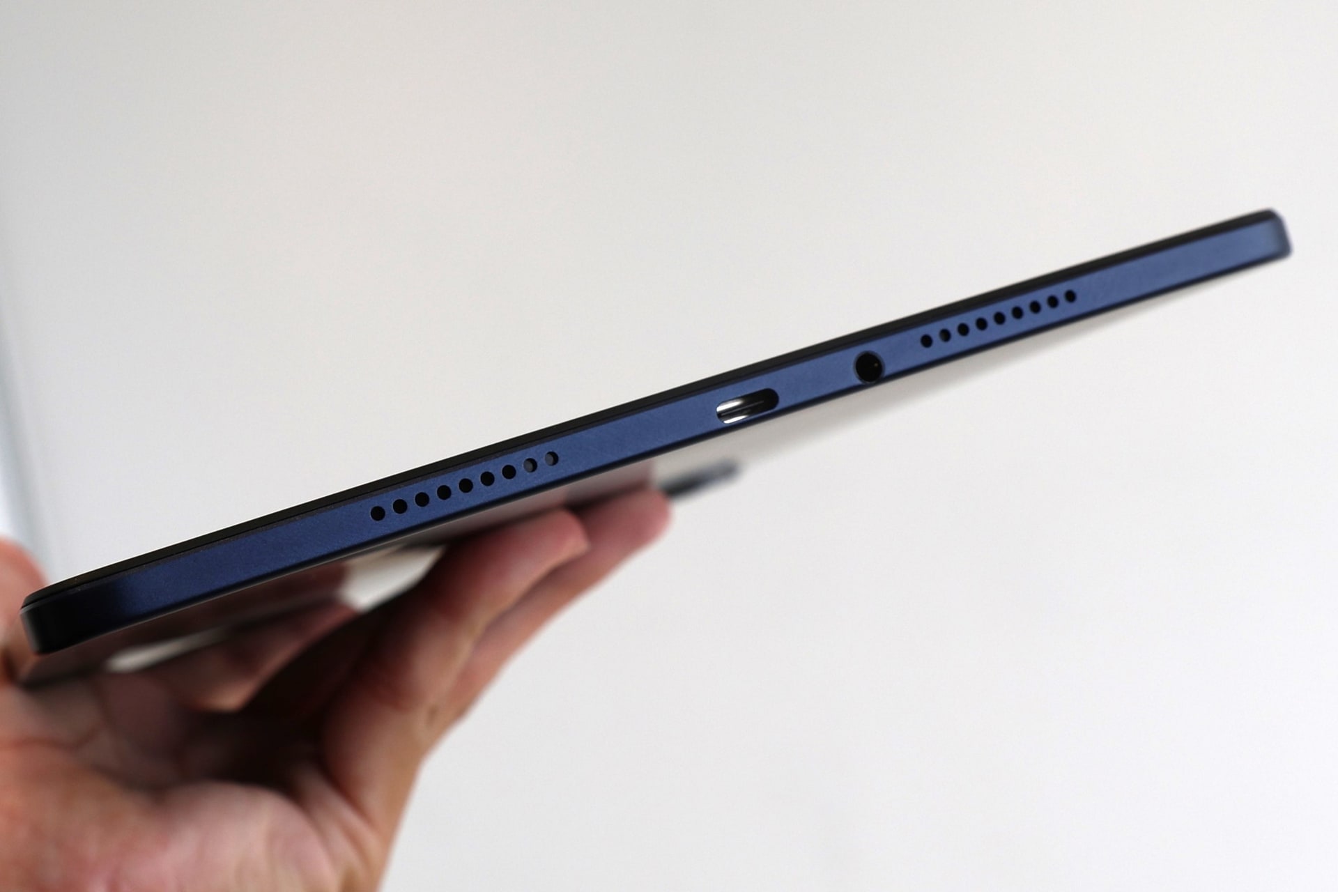 下側面はUSB Type-C端子とオーディオ端子