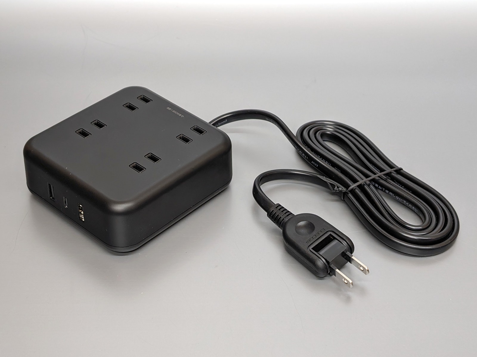 ボディカラーはブラックのほかにホワイトが、ケーブル長は1.5mのほかに3.0mもある