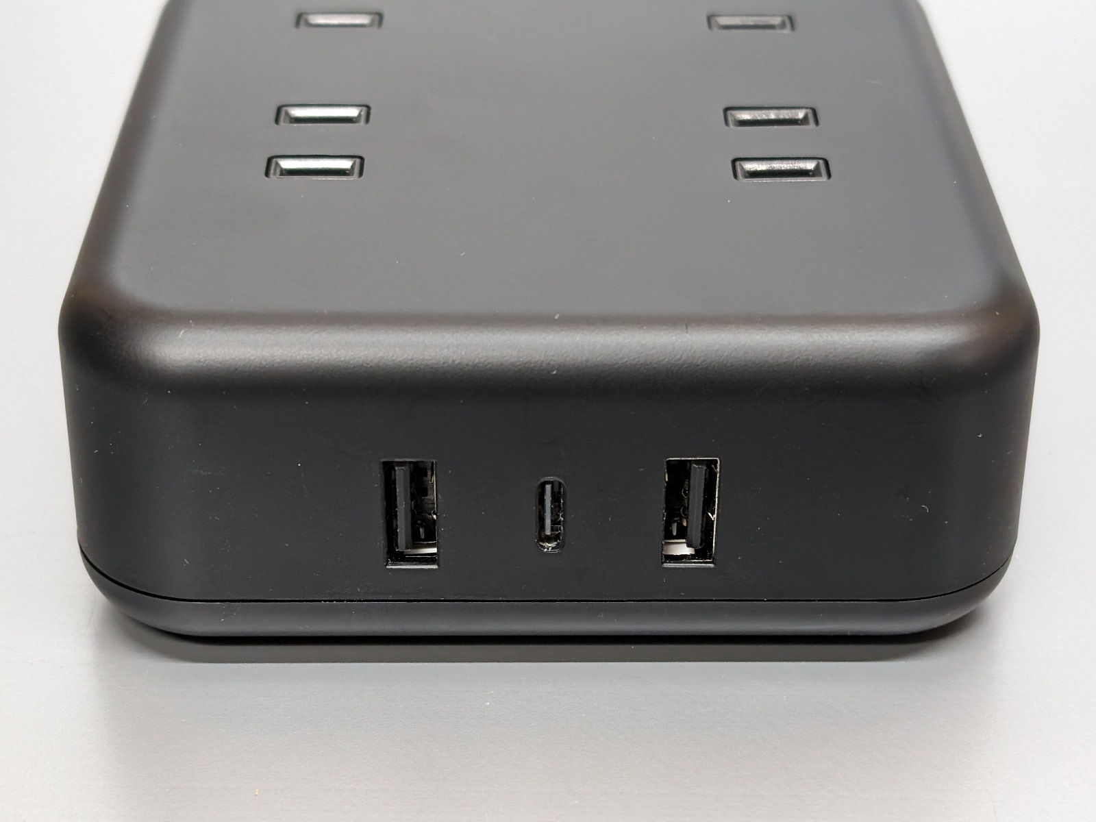 さらに前面にはUSB Type-C×1、USB Type-A×2ポートを搭載