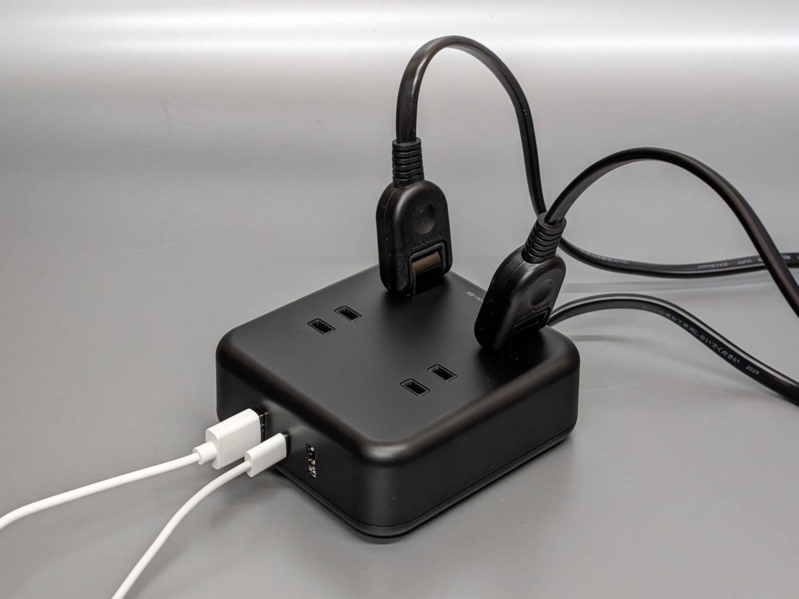 底面積が広いためどこにプラグを刺しても横倒しになることはない