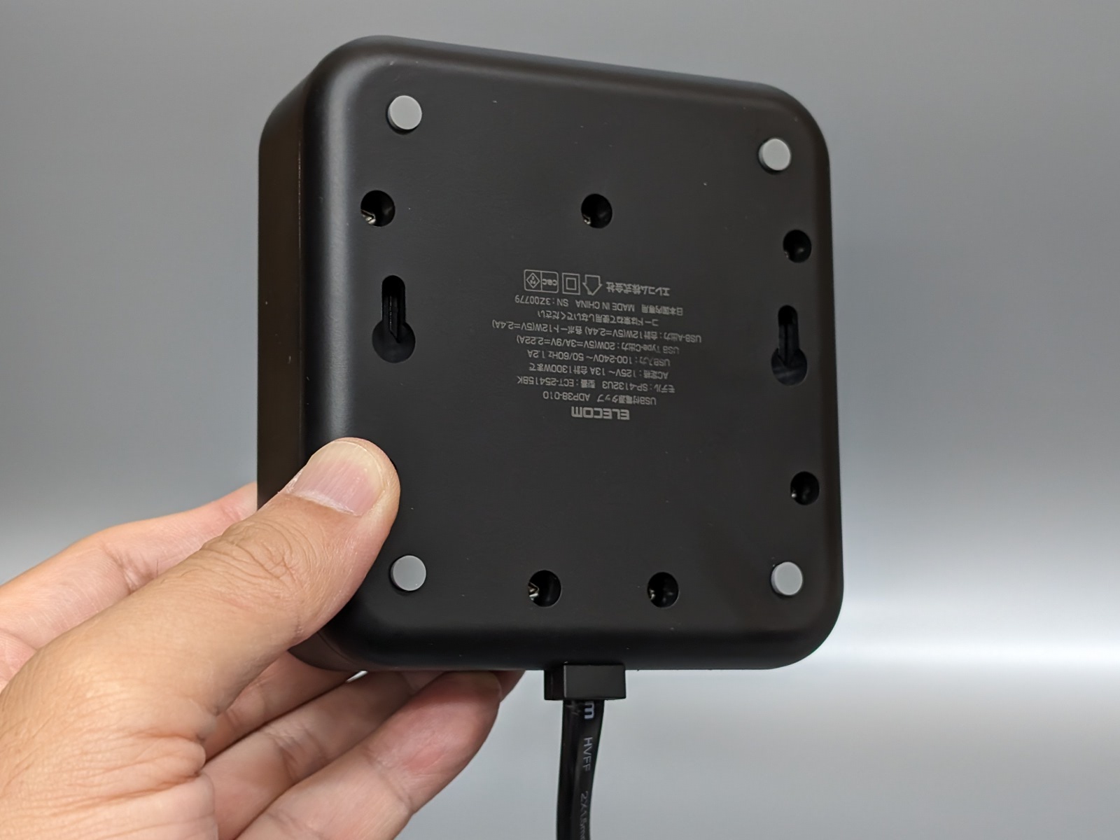 底面にはフック掛け用の穴も設けられている