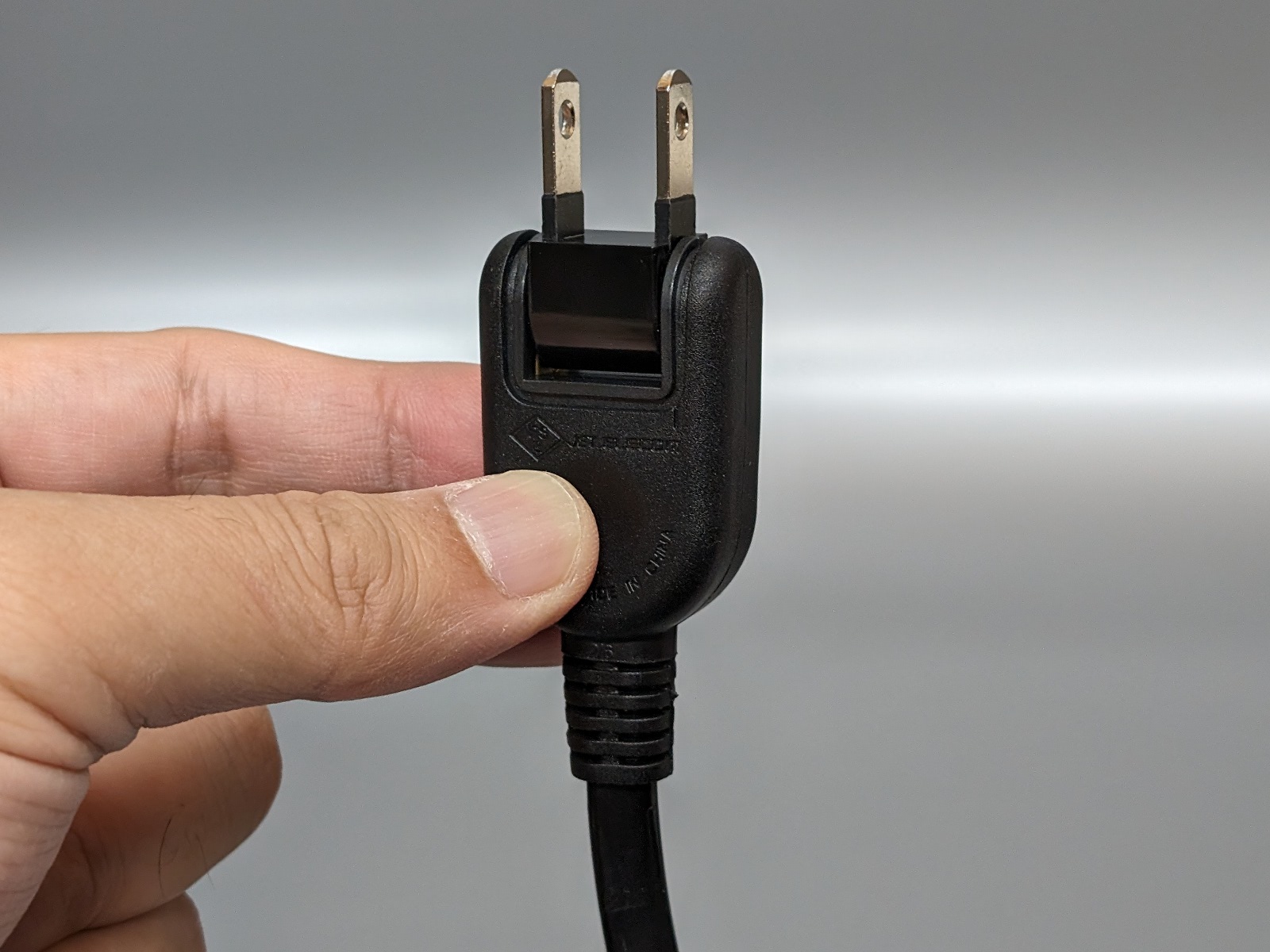 プラグは一般的なスイングタイプで、トラッキング防止仕様