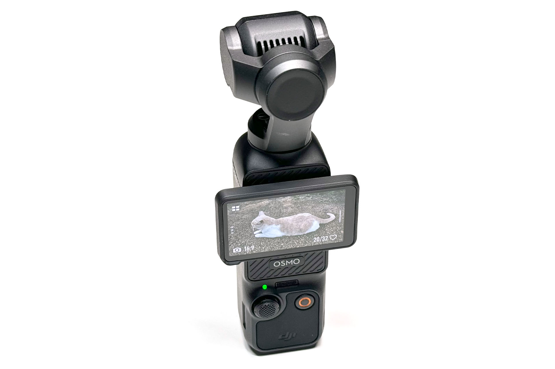 DJI「Osmo Pocket 3（オズモ ポケット スリー）」は1インチ撮像素子（CMOS）を搭載したポケットジンバルカメラ。水平を保持しつつスムーズなパーンやティルトを用いた動画撮影が可能だ。静止画も撮れる。DJI直販価格は7万4800円。
