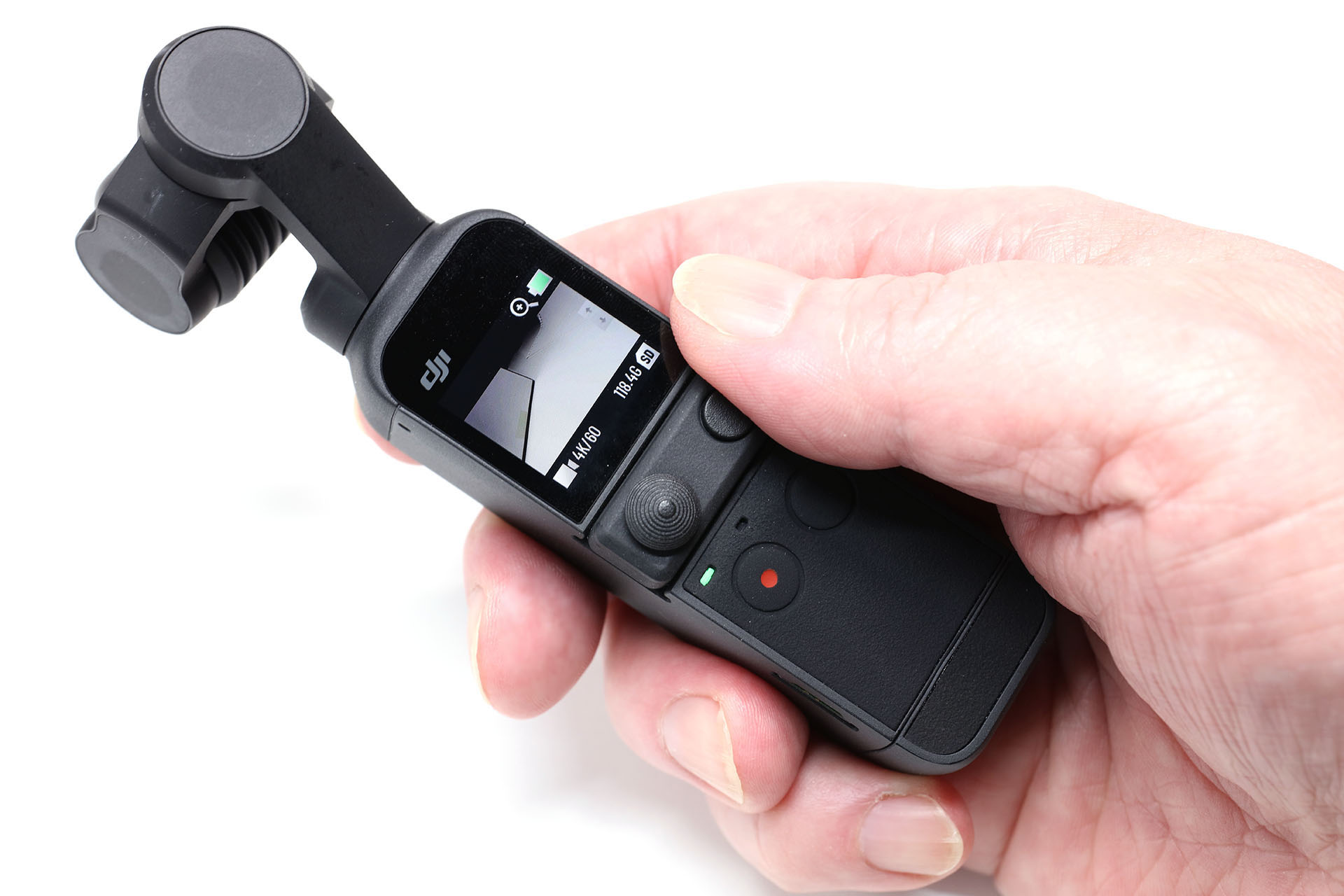 2代目のDJI Pocket 2を単体で使っている様子。画面もボタン類も小さく、握りにくかったりもする。まあ慣れはするが。