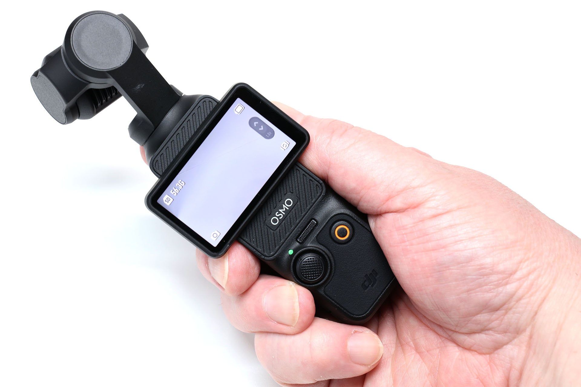 3代目のOsmo Pocket 3を単体で使っている様子。画面が大きくボタンも適度に押しやすく、握りやすい。単体使用の場合、Osmo Pocket 3が非常に快適で、DJI Pocket 2に戻れなくなる。