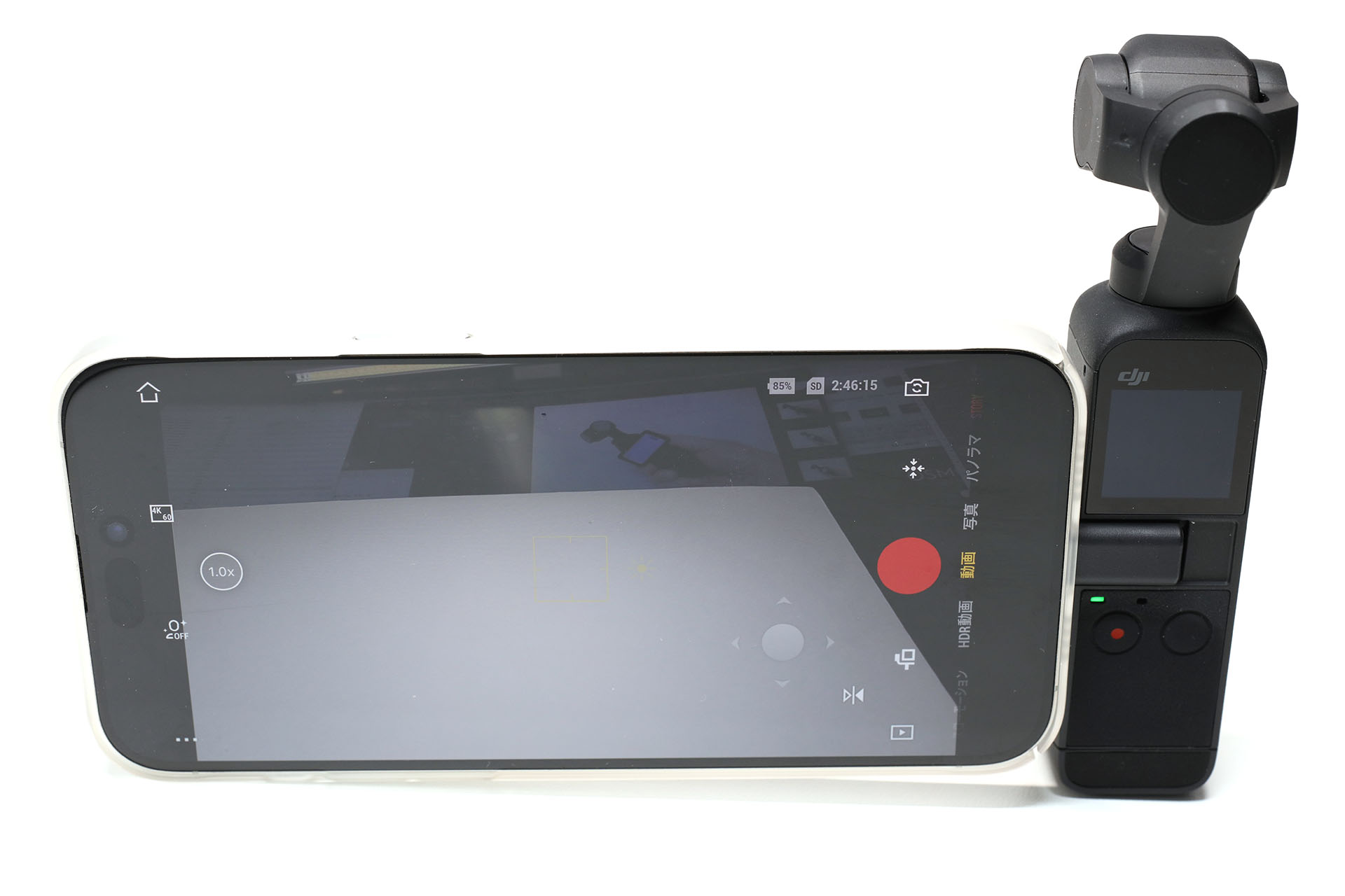 DJI Pocket 2はスマートフォンと合体させて使える。接続はUSBかLightning。ライブビューや各種設定などをスマートフォン上で行えるようになる。スマートフォンとよりしっかり合体させるためのグッズも発売されている。