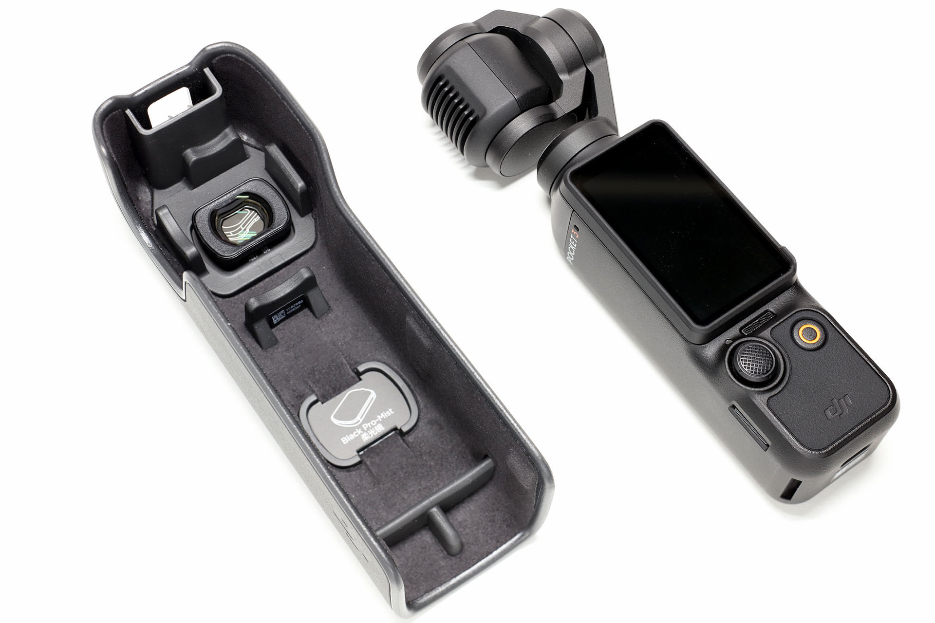 Osmo Pocket 3には（DJI Pocket 2にも付属してるような）専用のハードケースが付属している。ケース内側にはマグネット吸着式広角レンズなどを吸着保管しておけるスペースもある。