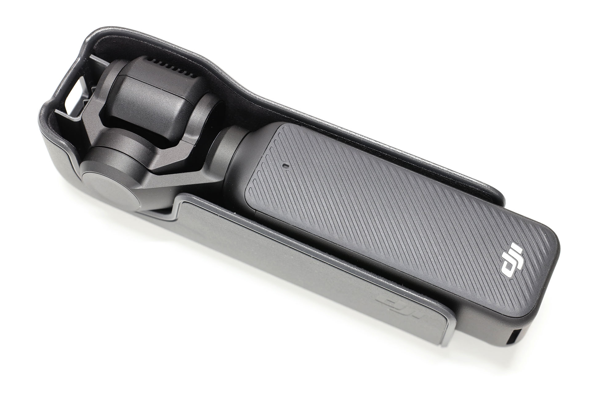 本体を専用ケースに入れた様子。フタなしでも本体を保護でき、本体の出し入れもラクな、スゲく便利なケースなのだ。