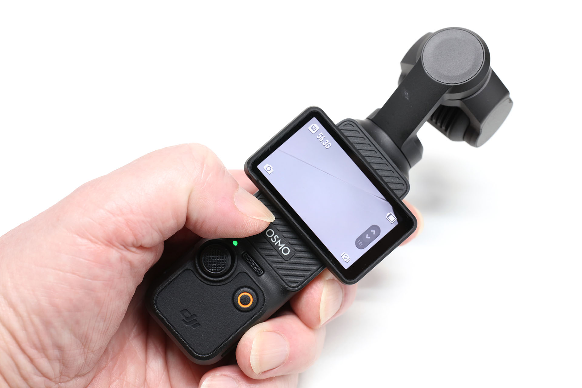 DJIポケットジンバルカメラシリーズは、どの機種も左手でも右手でも使えると思う。片手で持ってその親指で画面のメニュー類やジョイスティックやシャッターボタンを押すのも容易だ（画面右のスライダー操作は左手親指での操作をしづらいが）。ただ、どの機種も細め短めで掴みにくくて落としそう……。Osmo Pocket 3も細め短めだ。