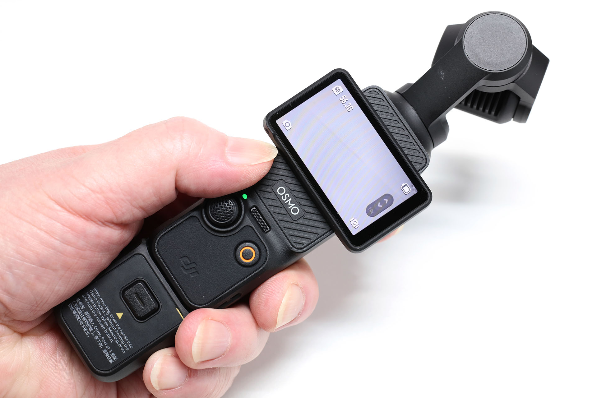 付属の「Osmo Pocket 3 ハンドル（1/4インチ ねじ穴付き）」をセットすれば、より握りやすくなる。