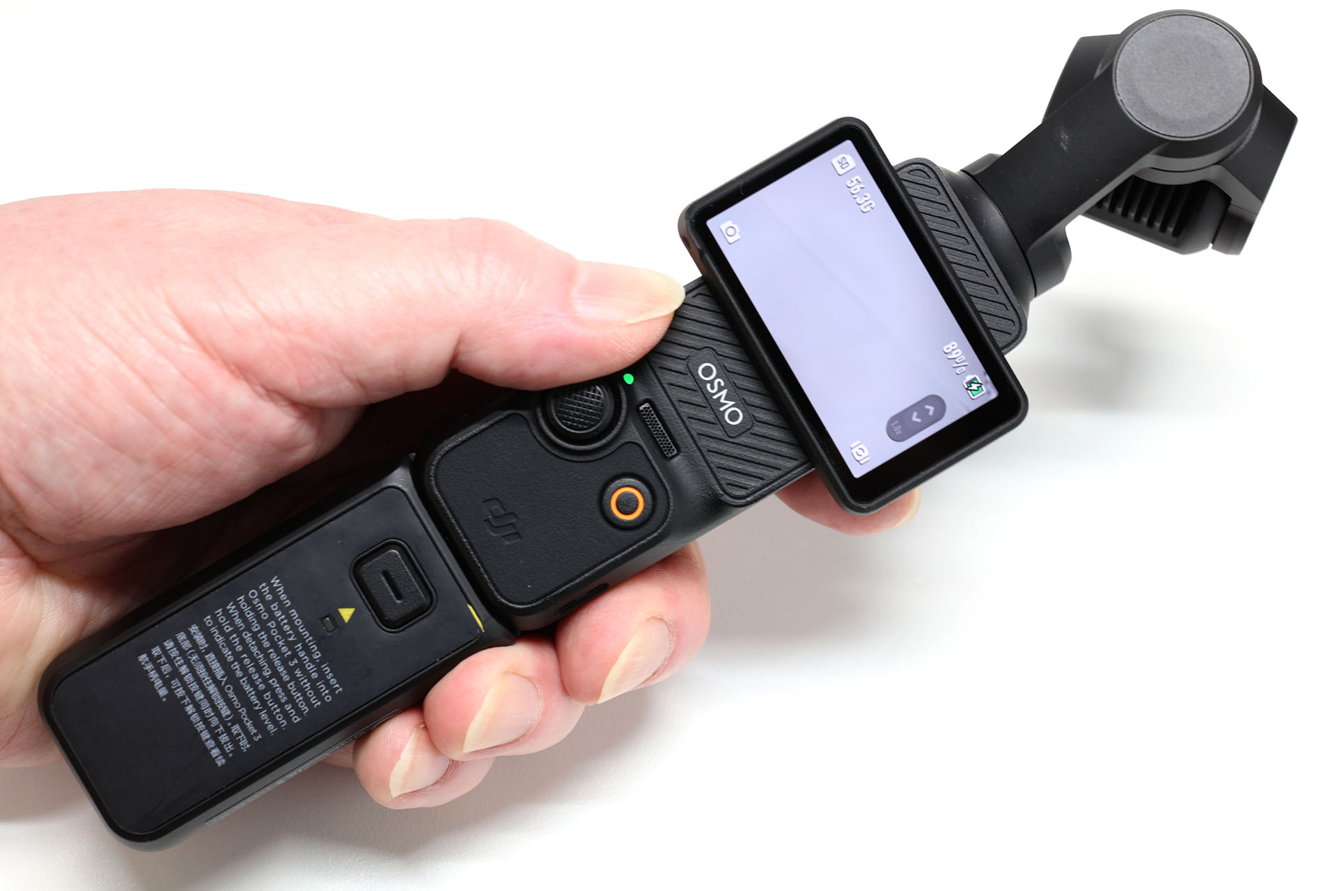 「Osmo Pocket 3 バッテリーハンドル」をセットすれば、さらに握りやすくなる。