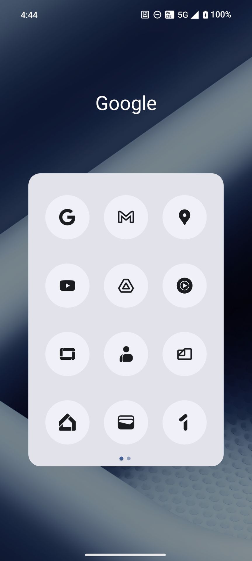 ホーム画面に設定されたGoogle関連のアプリをまとめたフォルダーを開いた状態。スワイプすると、次のページが表示される