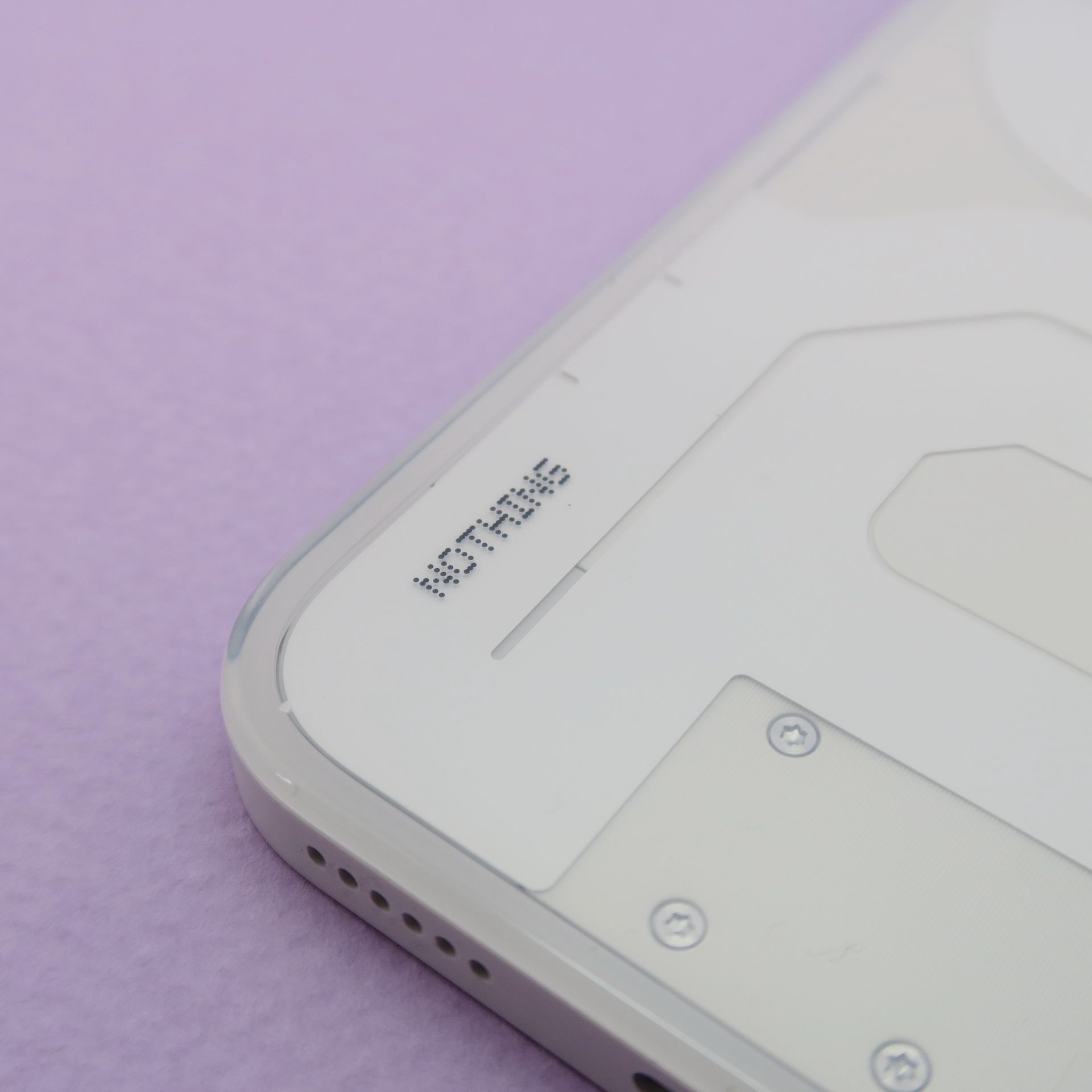 背面パネルの角には「NOTHING」のドットロゴがあしらわれている