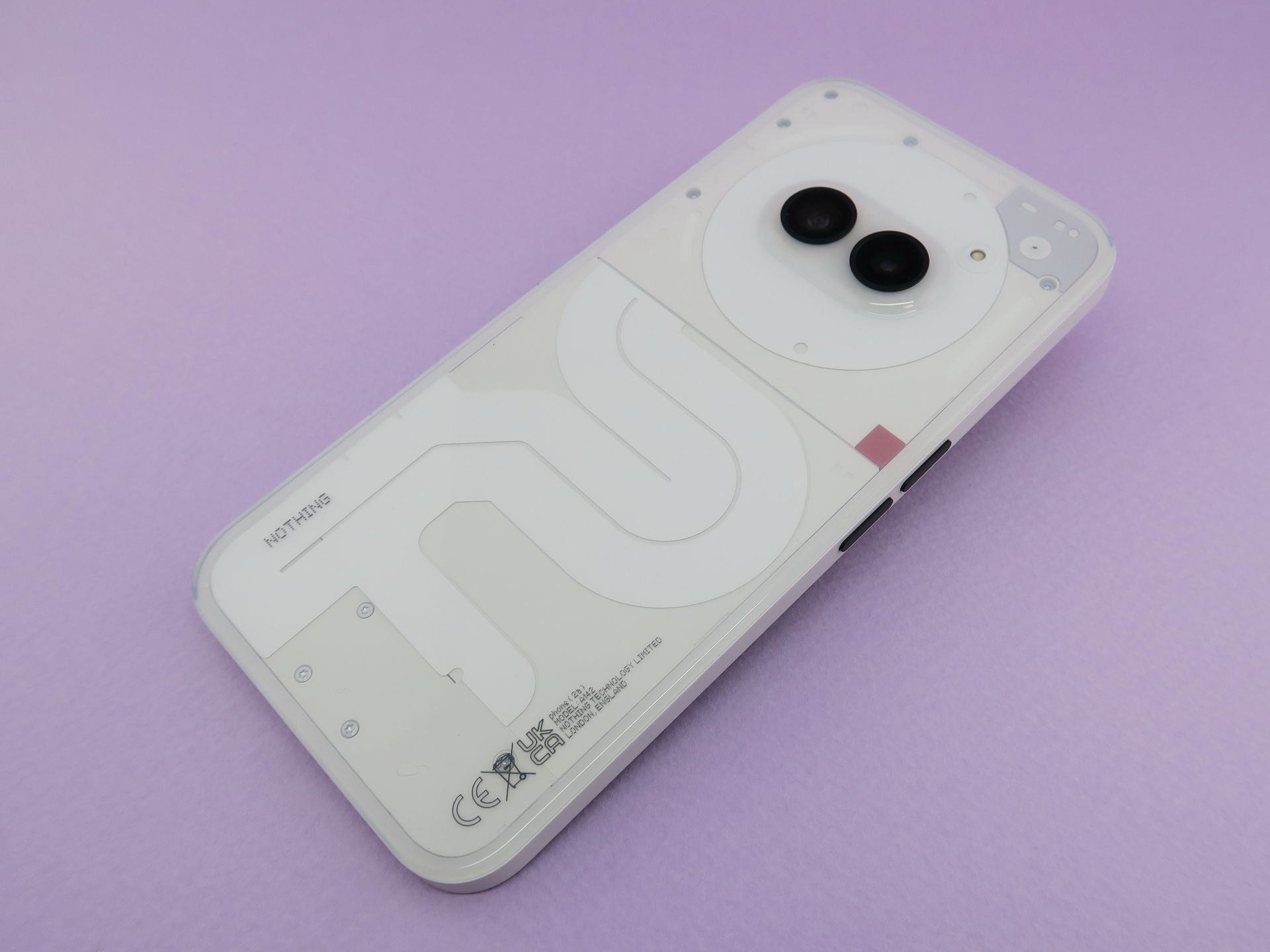 本体内の一部が透けて見えるトランスペアレントデザイン。基板剥き出しではなく、内部のカバーなどが見える状態。背面パネルは樹脂製を採用