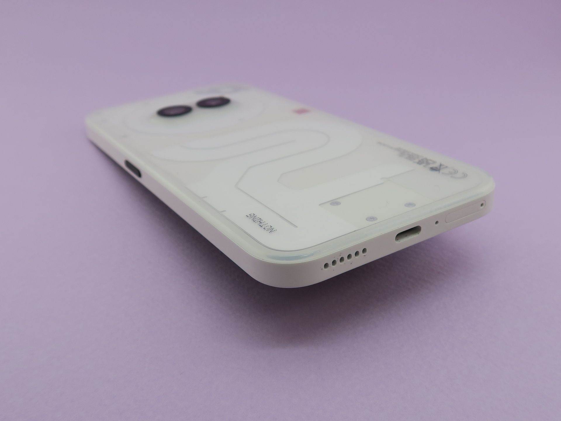 本体下部にはUSB Type-C外部接続端子、ピンで取り出すタイプのSIMカードスロットを備える