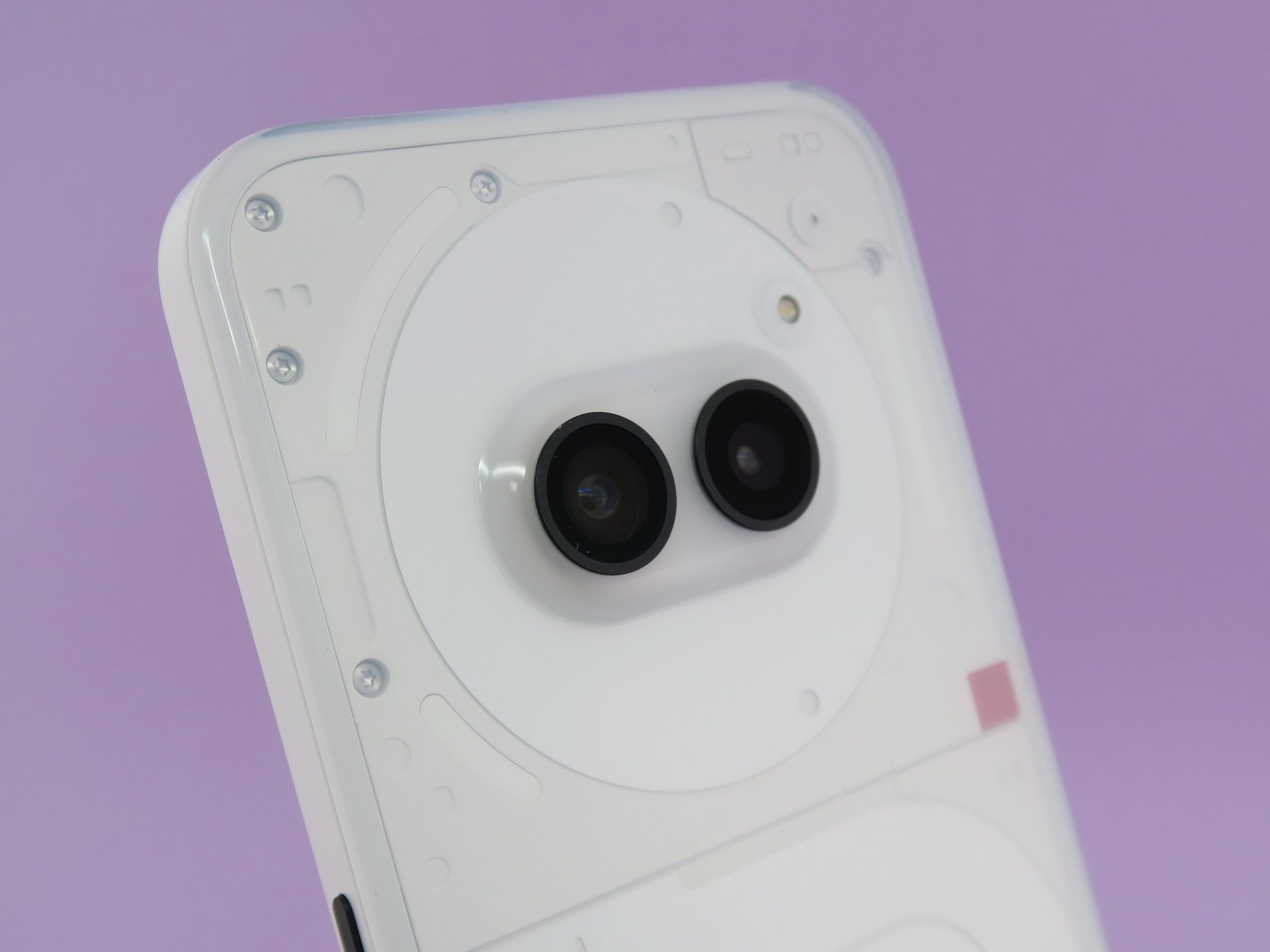 背面に中央にレイアウトされた2つの5000万画素イメージセンサーを利用したデュアルカメラ。どこかのアニメーション映画のキャラクターのようだという声も……