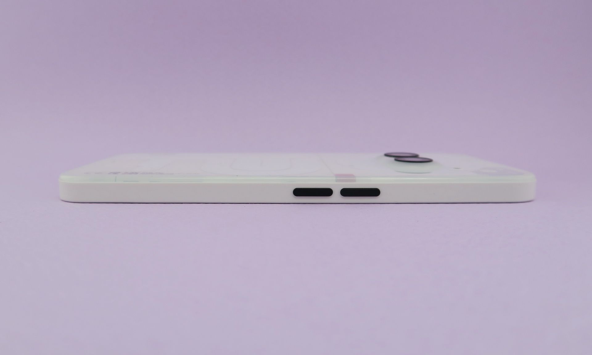 本体左側面には分割式の音量キーを備える。カメラ部の突起は実測で約2.3mm