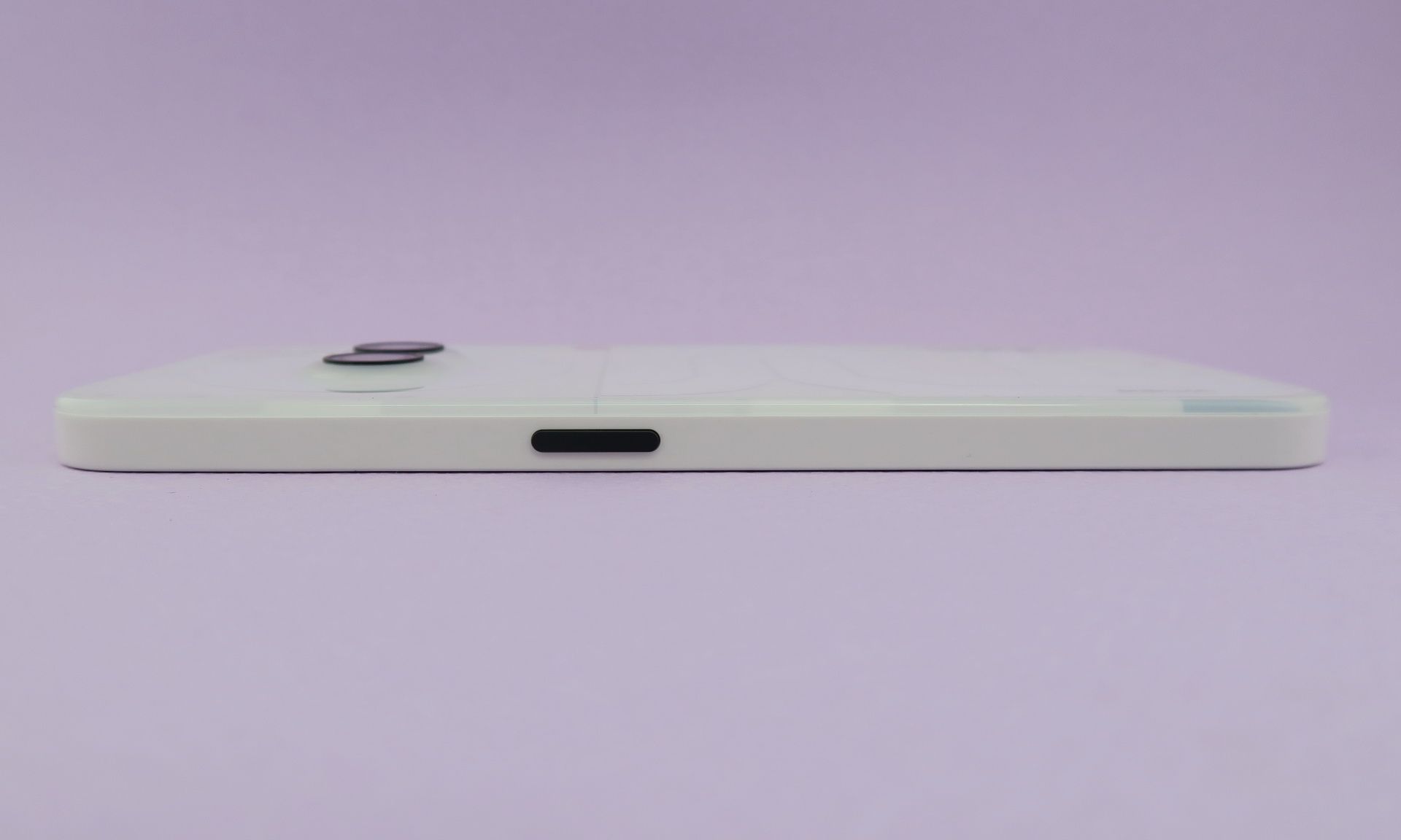 本体右側面には電源ボタンを備える。ボディカラーがミルクでもボタンのカラーはブラックと共通