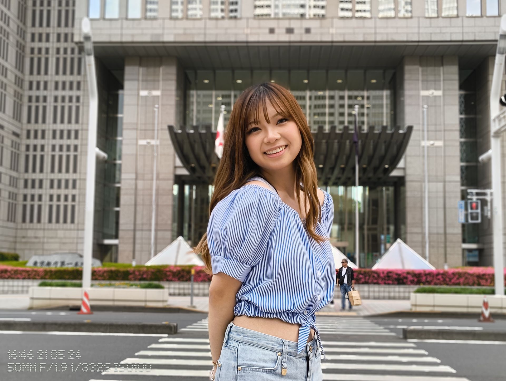 ポートレートで撮影。背景の人物がメインの被写体の一部と認識されたのか、フォーカスが合っている。<br>［フォト］の編集で背景をさらにぼかすことは可能。モデル：望月ゆうり（X（旧Twitter）：<a href="https://x.com/Tiara00107" class="strong bn" target="_blank">@Tiara00107</a>、Instgram：<a href="https://www.instagram.com/mochi.yuri_/Instagram" class="strong bn" target="_blank">@mochi.yuri_</a>、所属：<a href="http://bonbon-famin.com/" class="strong bn" target="_blank">ボンボンファミン・プロダクション</a>