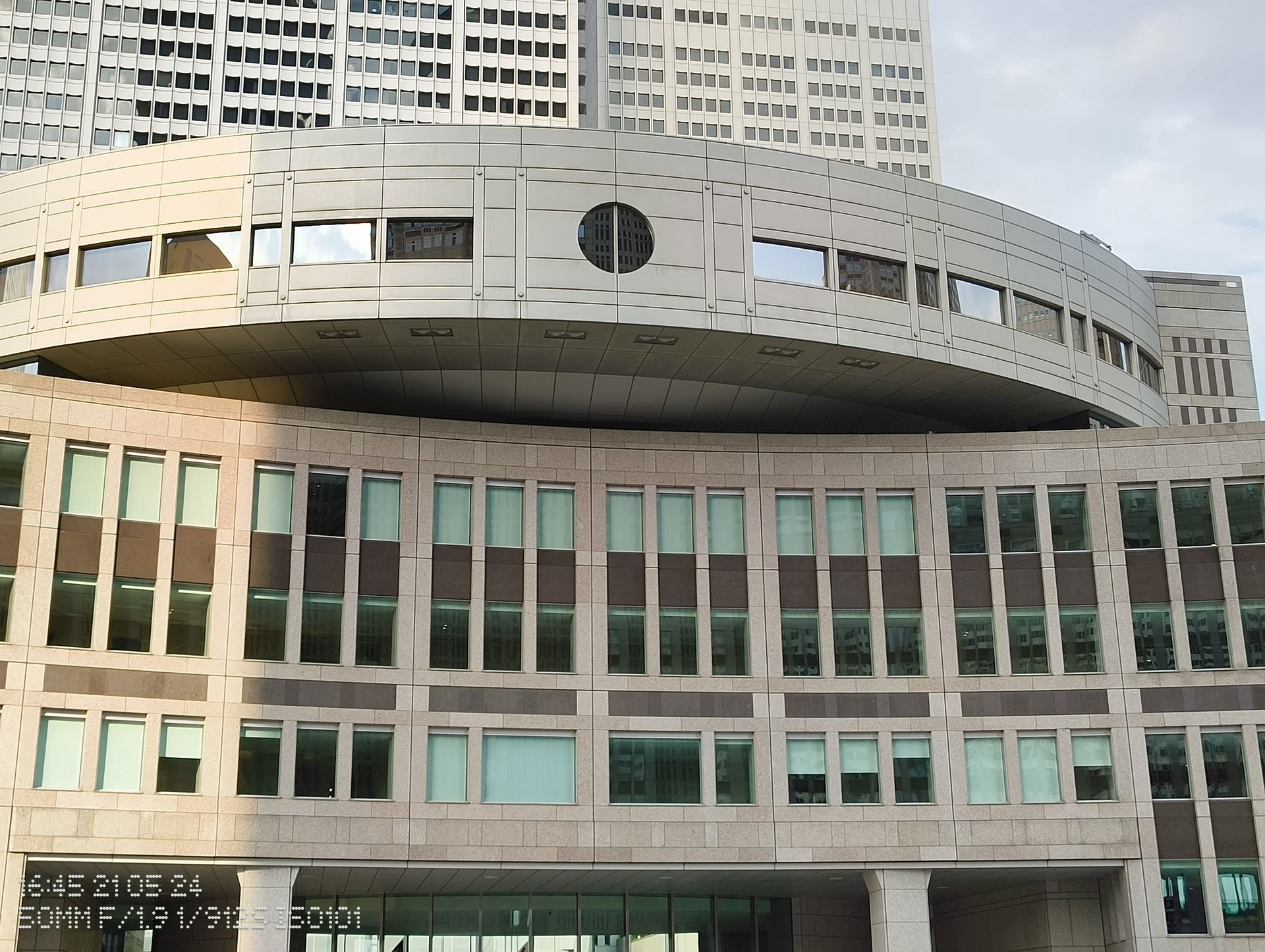 ［2x］を選び、少し向きを変えて、2倍望遠の位置で撮影