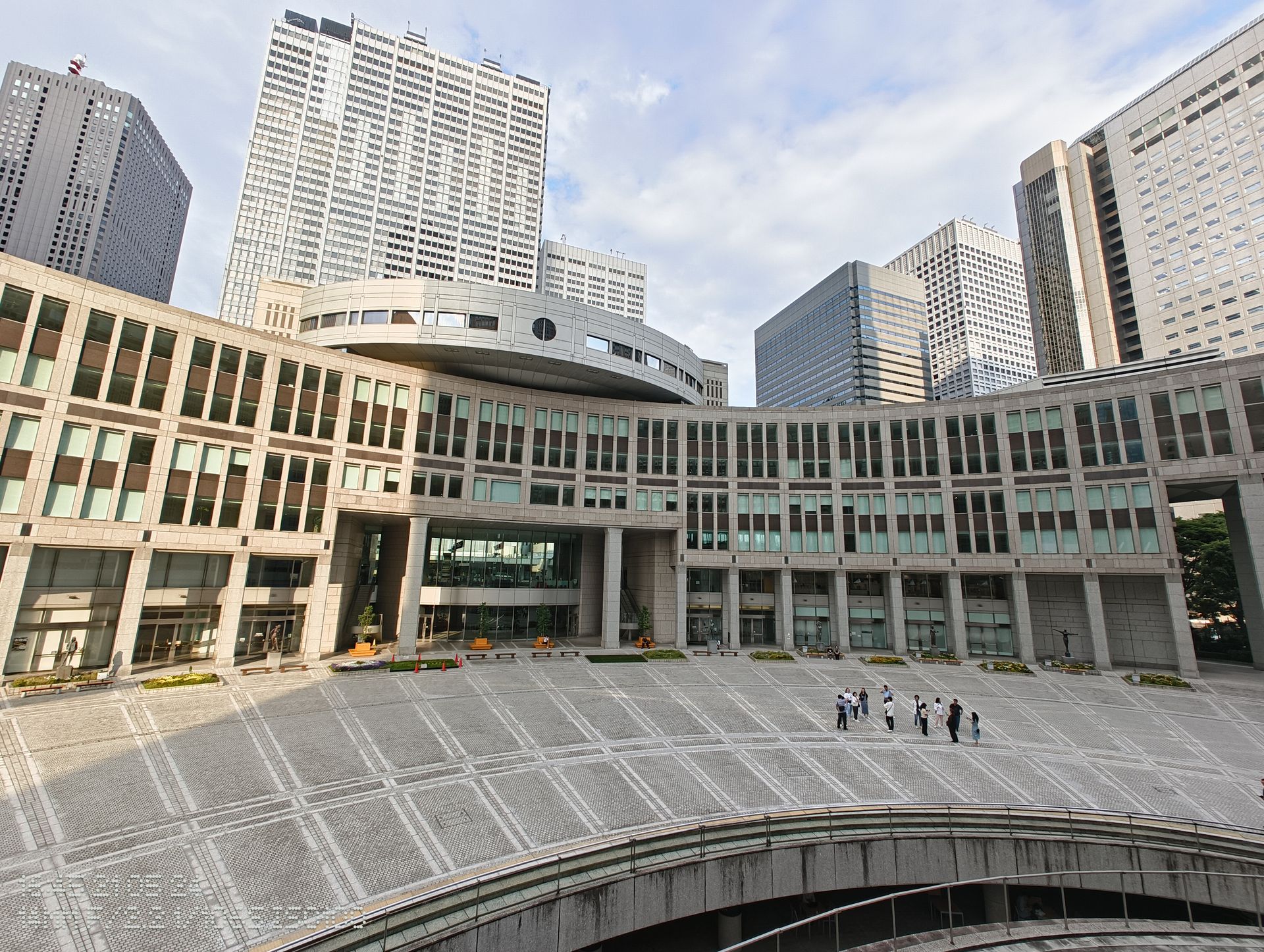 ［.6］を選んで、超広角で撮影。拡がりのある写真。少し見えにくいが、ウォーターマーク（左下）もドットパターンの文字