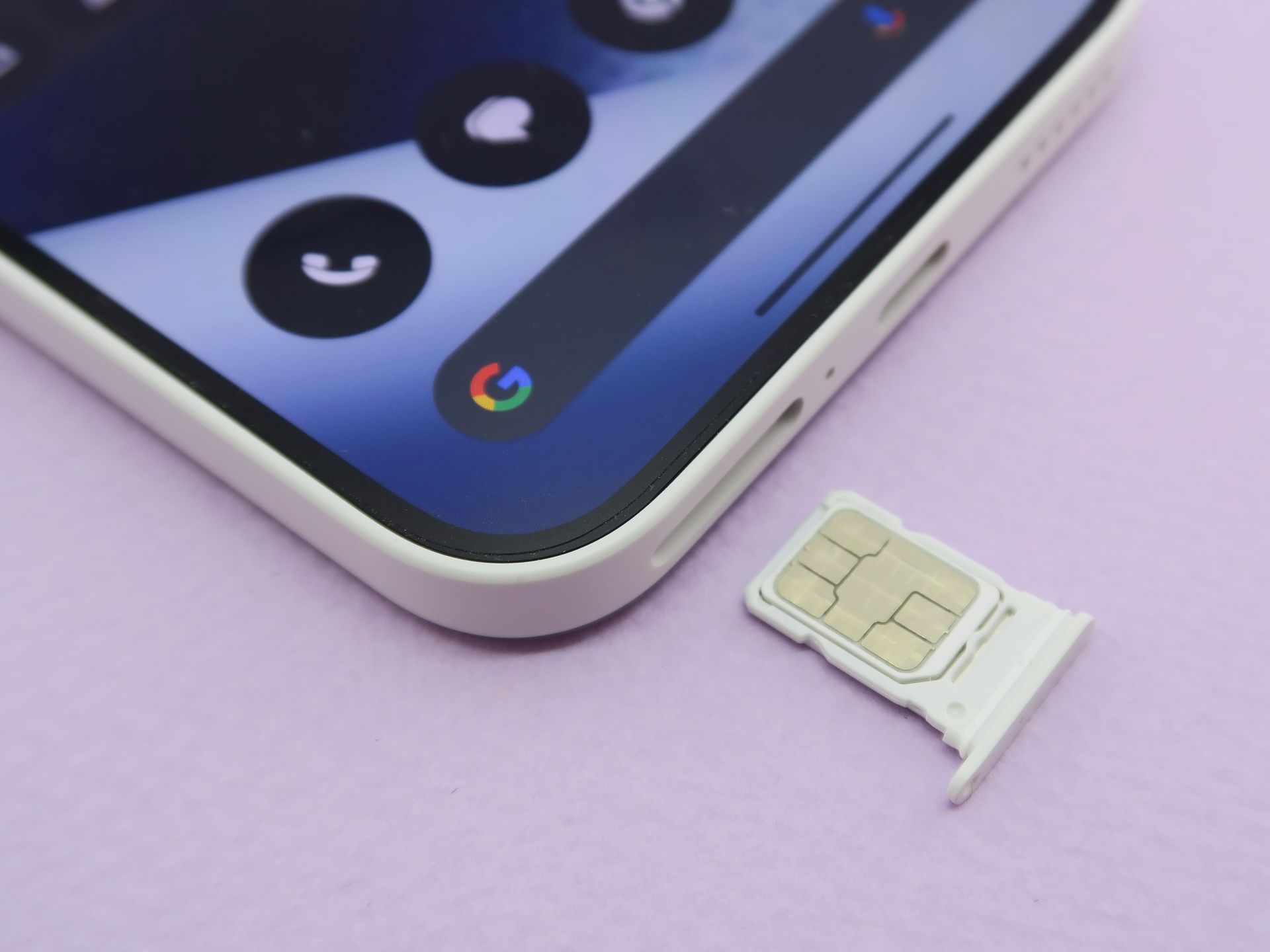 本体下部にはピンで取り出すタイプのSIMカードスロットを備える。SIMカードトレイの表裏に、nanoSIMカードを装着できるデュアルSIM対応