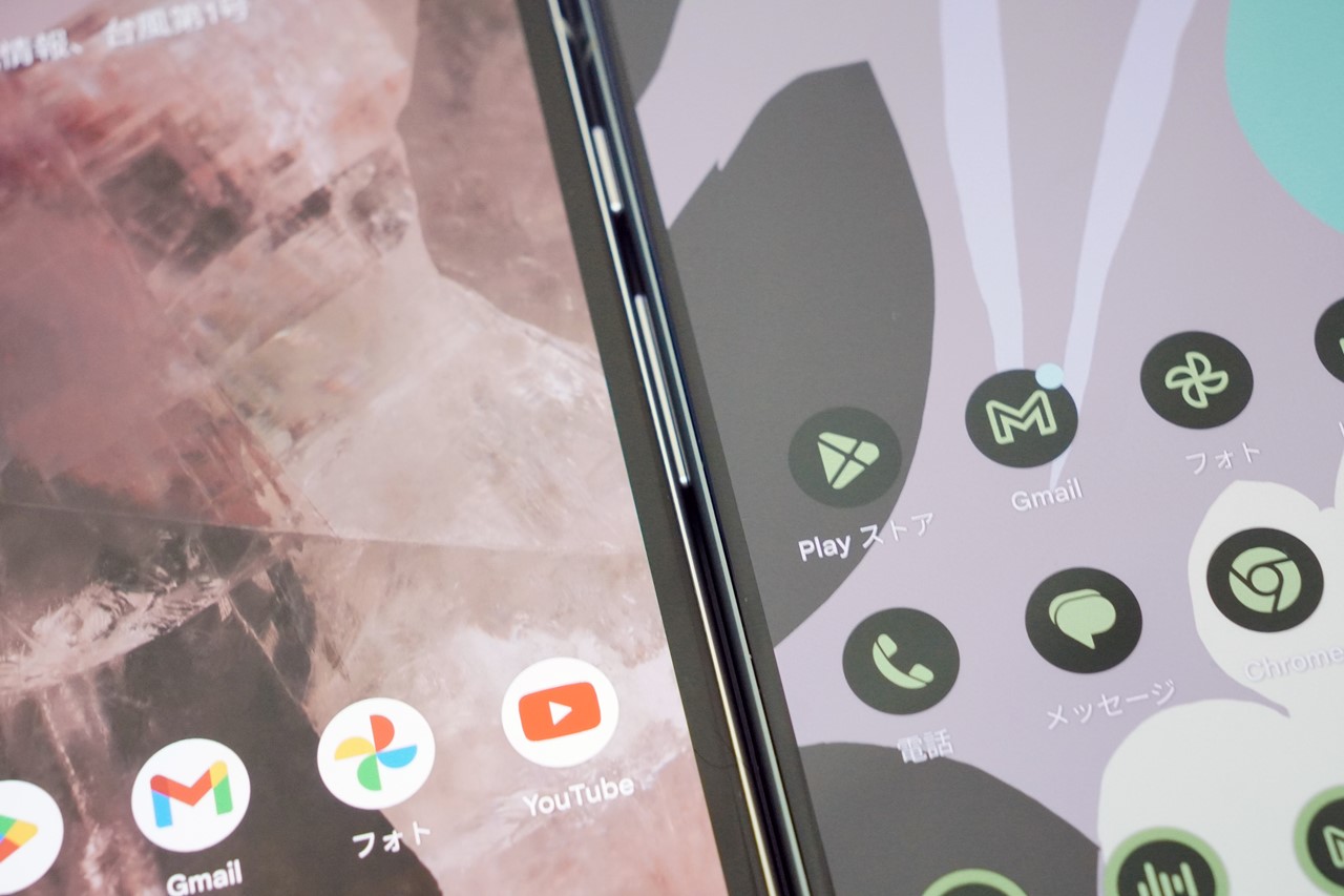 ディスプレイのベゼルは、Pixel 8と比べると太め。結果として、端末の横幅も増している