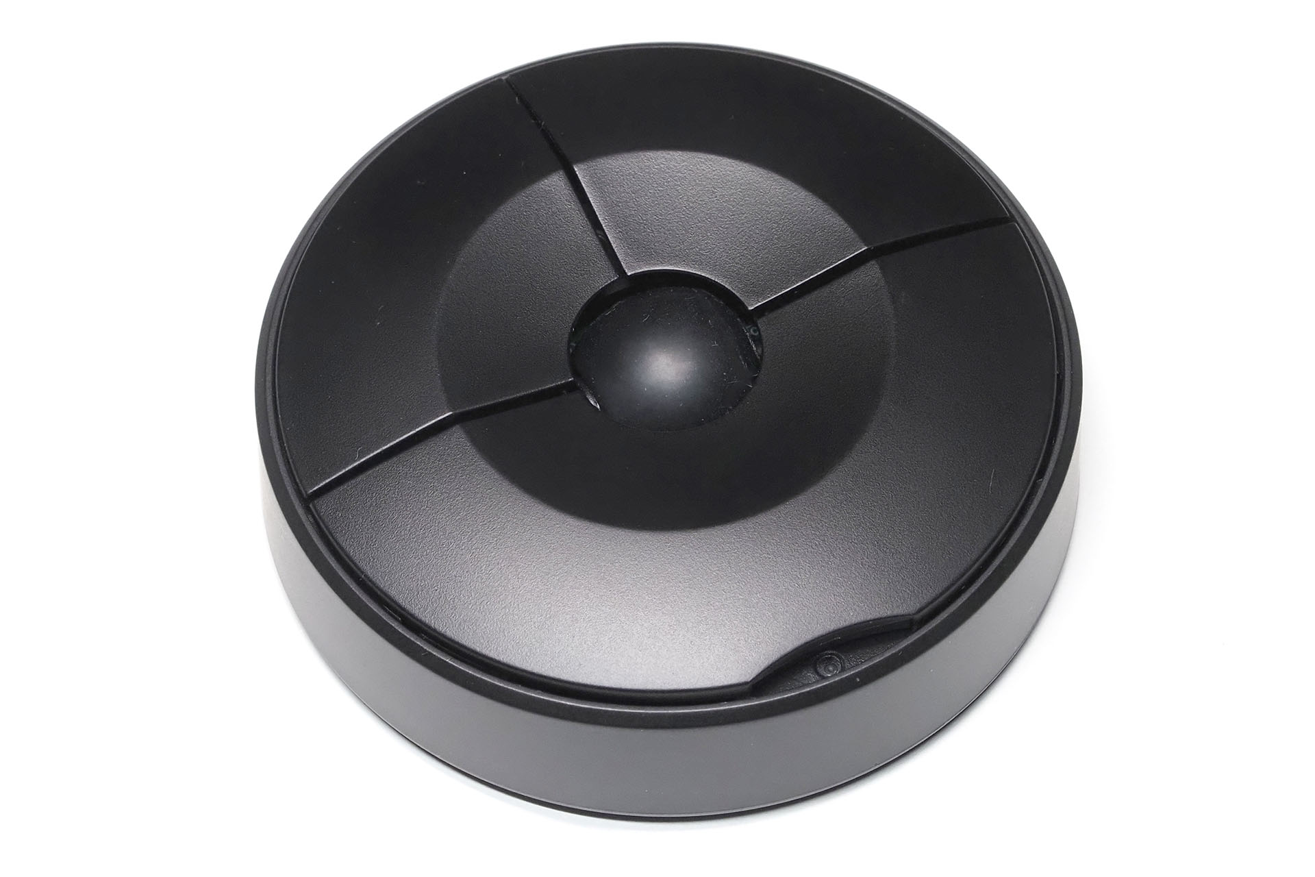 UFOマウスこと「400-MAWBT198BK」。直径7cmで厚さは2.13cm。重さは約40g。馬蹄形コインケース的な携帯感だ。