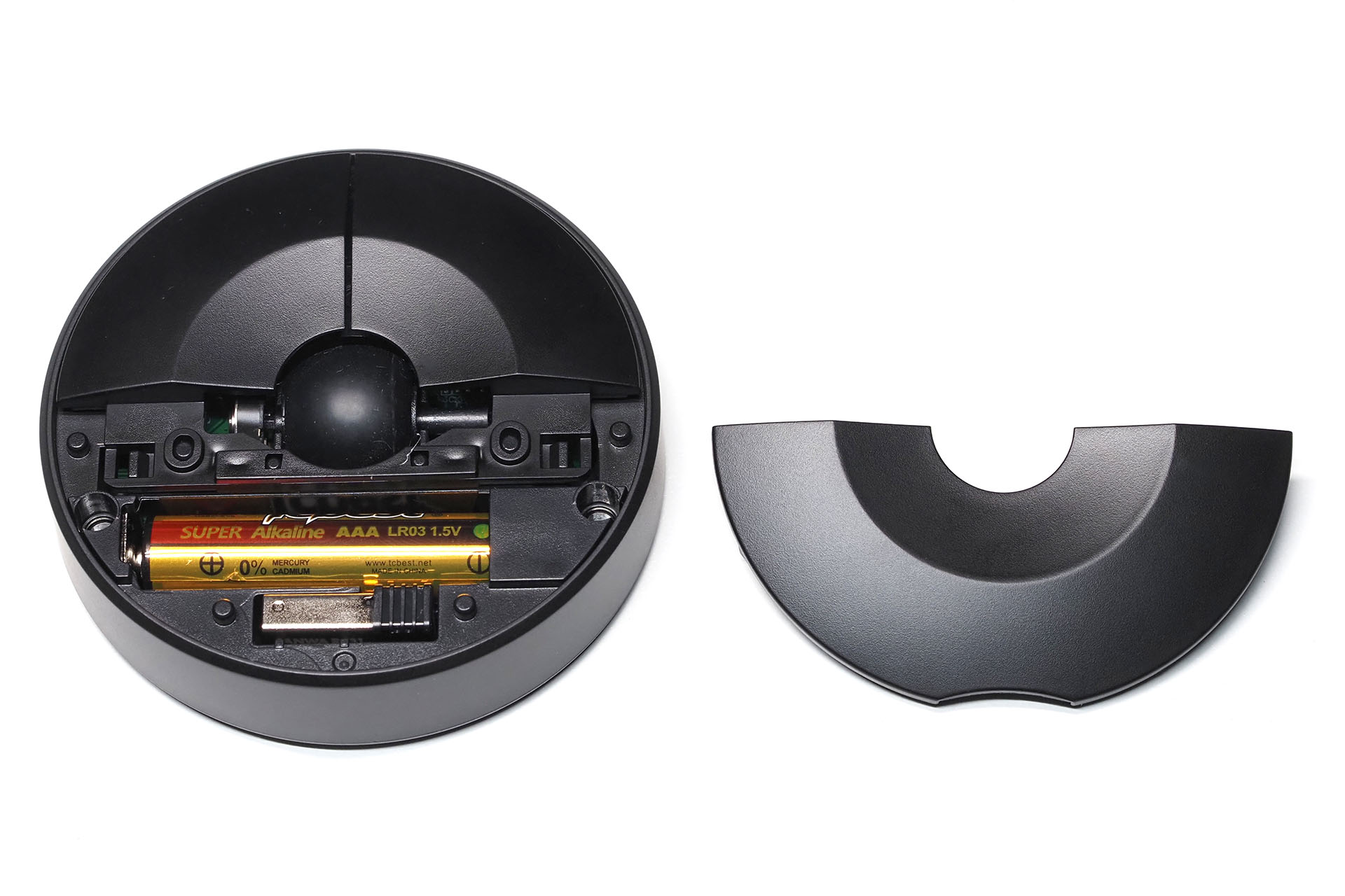 上部手前のフタを外すと電池室がある。そこにはUSBドングルも収まる。