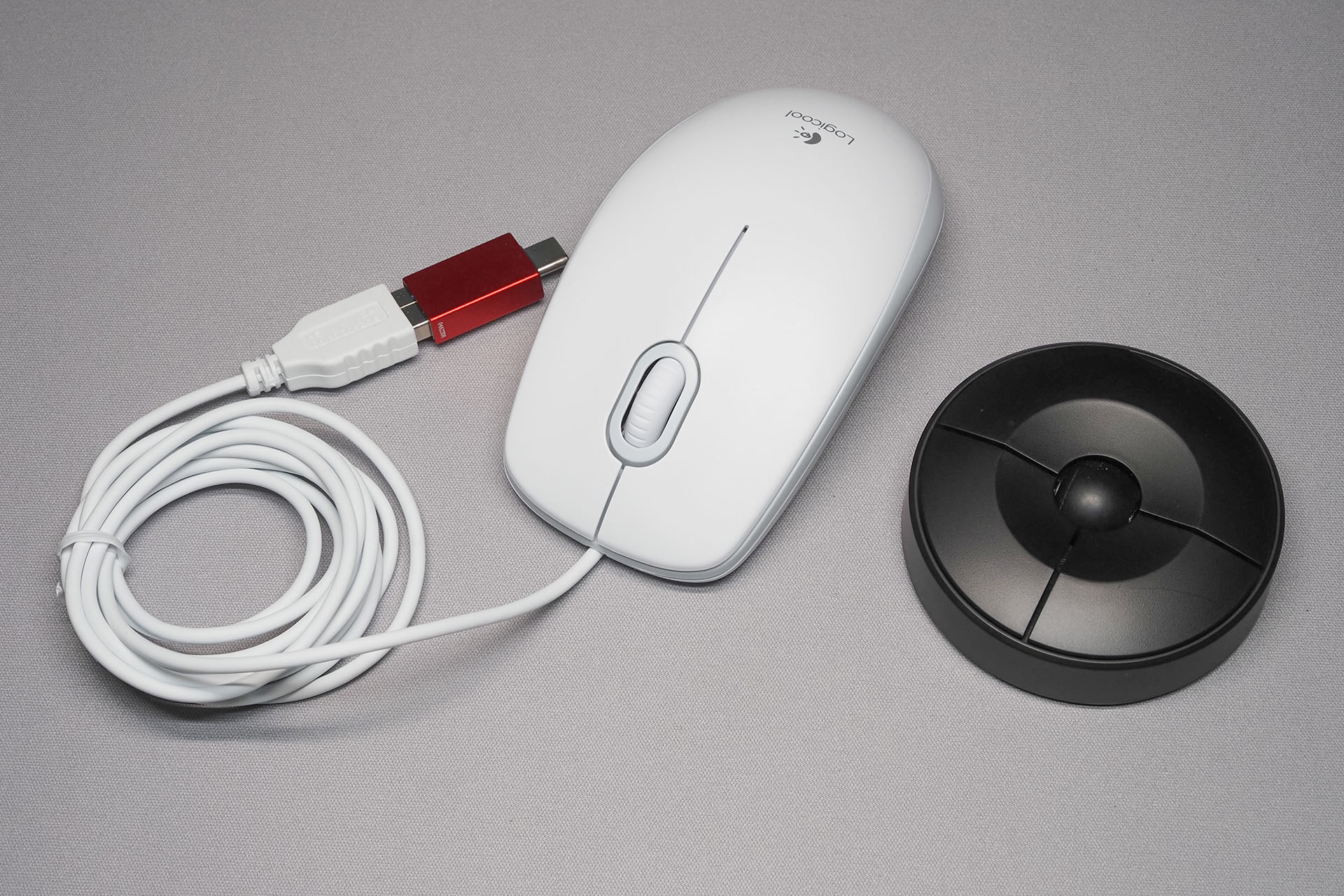 左が常備している有線USBマウス（ロジクールM100r）。普通サイズだが、たま〜に使うために常備しておくにはちょっと邪魔。右はUFOマウス。有線USBマウスが役立つ回数がかなり減っている現在なので、常備するマウスはこういうコンパクトなのがいいかも、というわけだ。