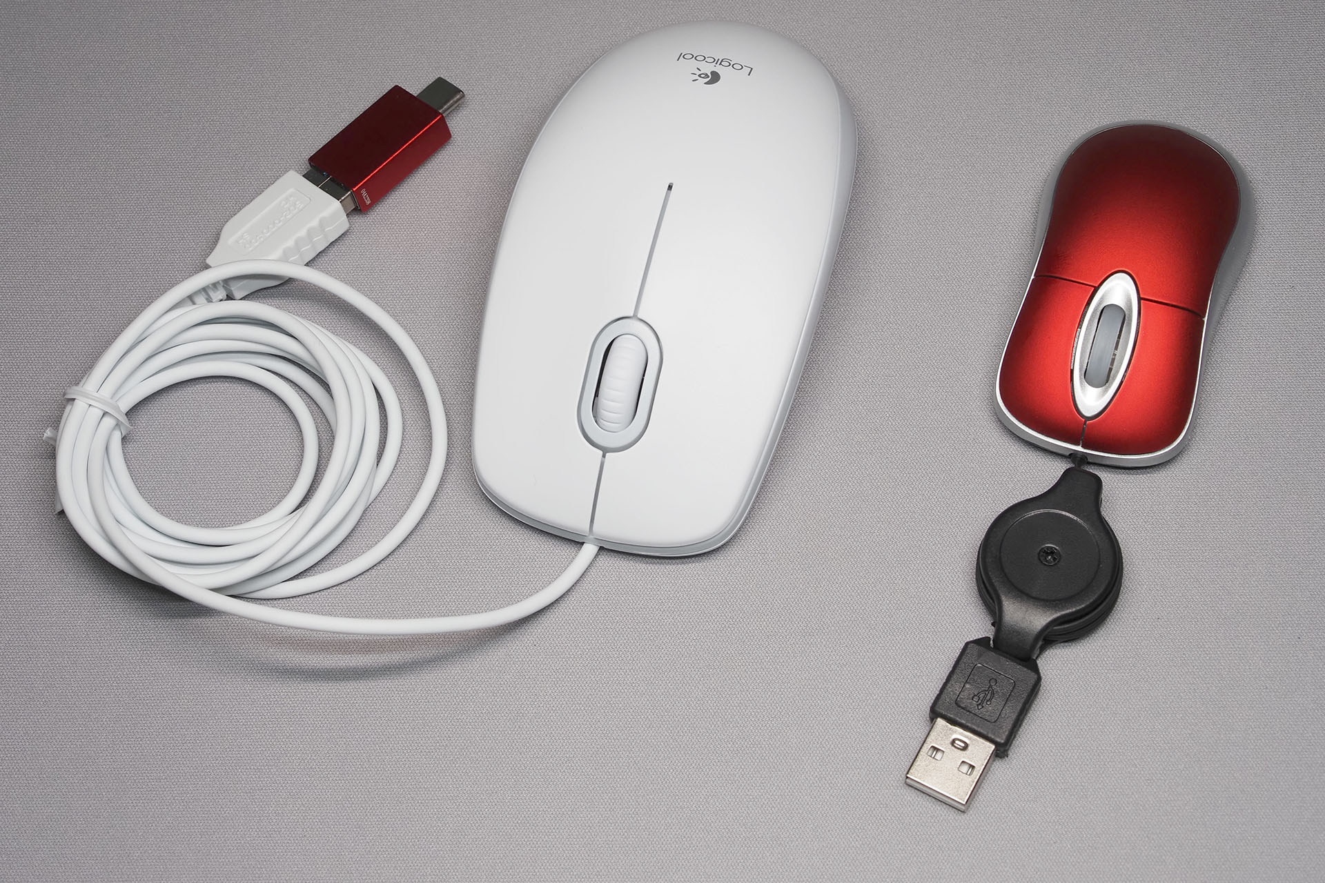 いま常備している有線USBマウス（ロジクールM100r）と比べるとその小ささがわかる。