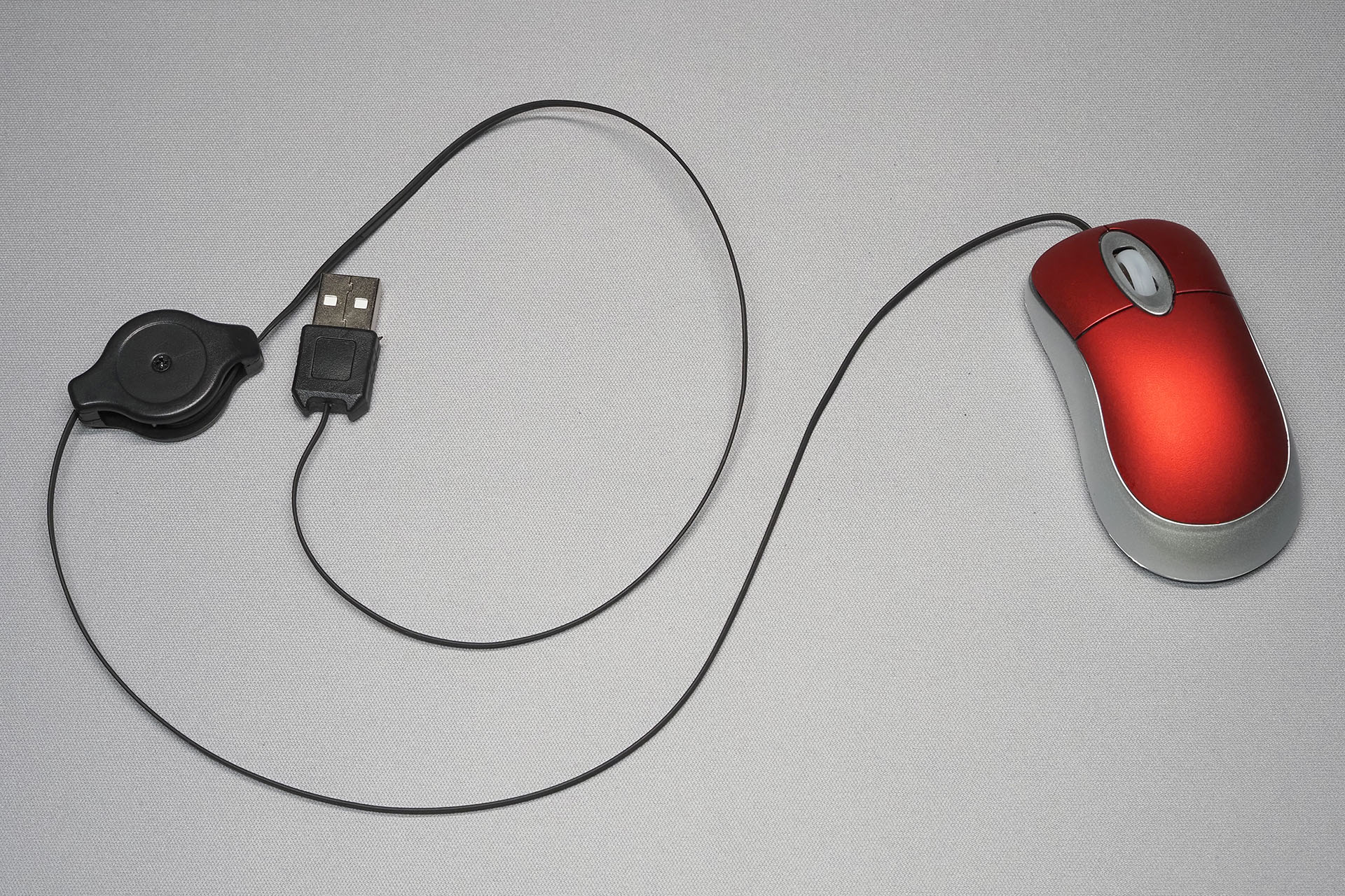 ケーブルを伸ばすと70cmある。ケーブルはかなり細い。