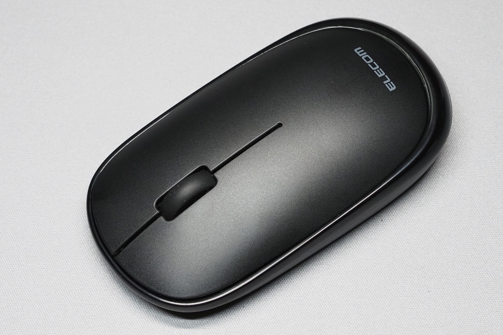 こんなマウス。大きさは幅55.5×奥行103.8×高さ28mm。左右クリックボタンと押下できるホイールボタンを備える。カラーはブラックのほかブルーやピンクやホワイトがある。