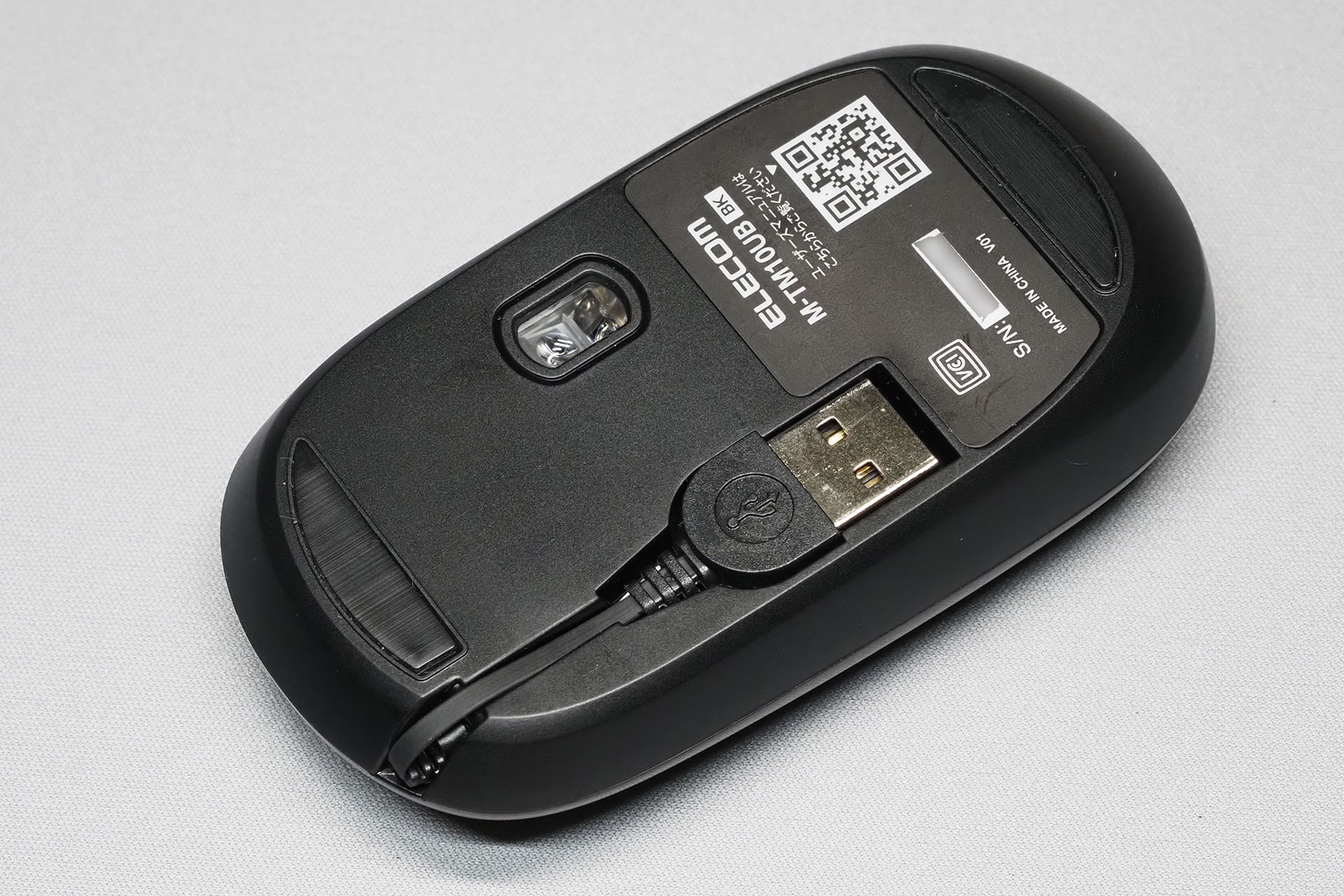 裏面にUSB-A端子を格納できる。容易に引き出せる。