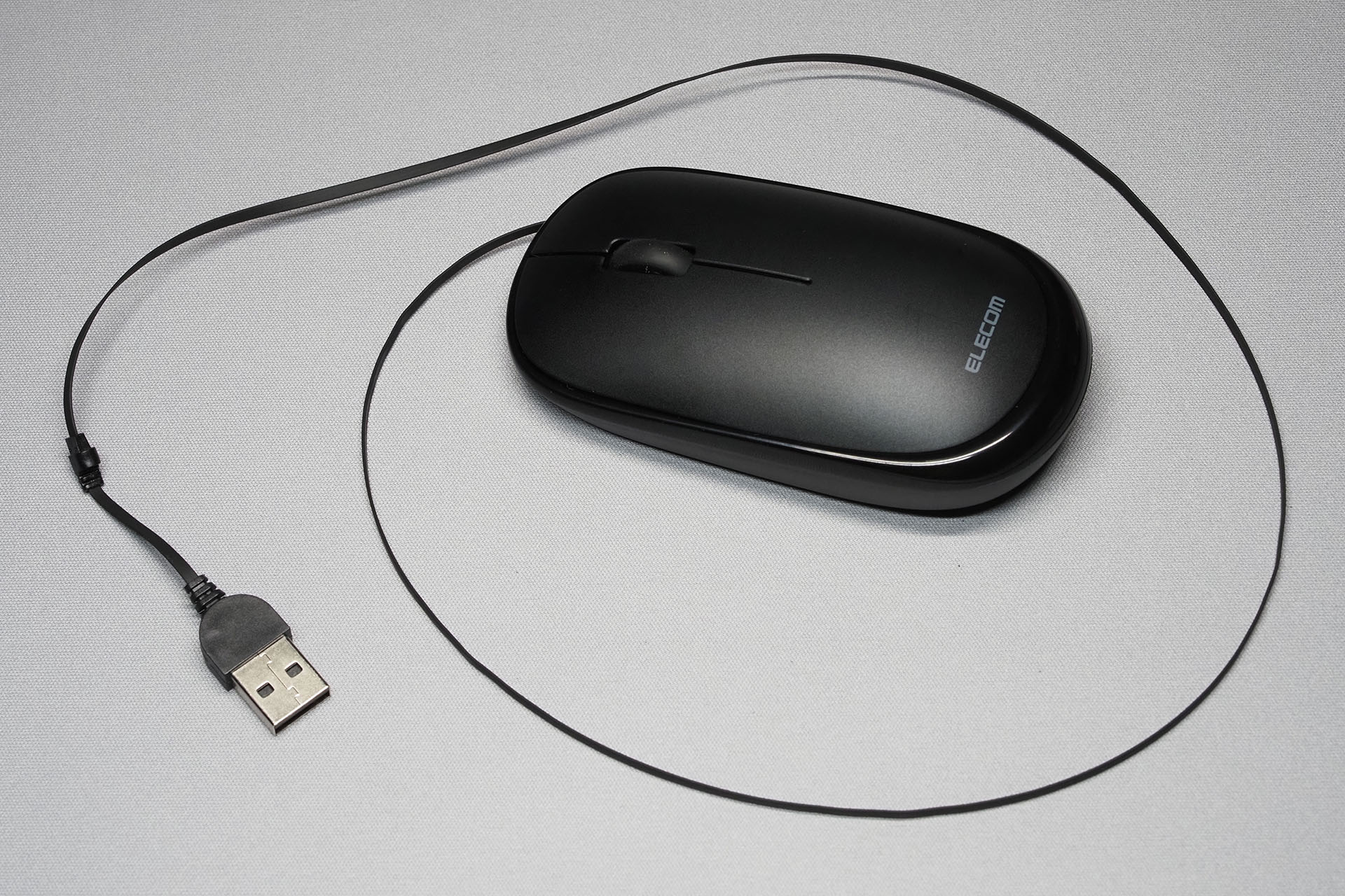 ケーブル長は約63cm。