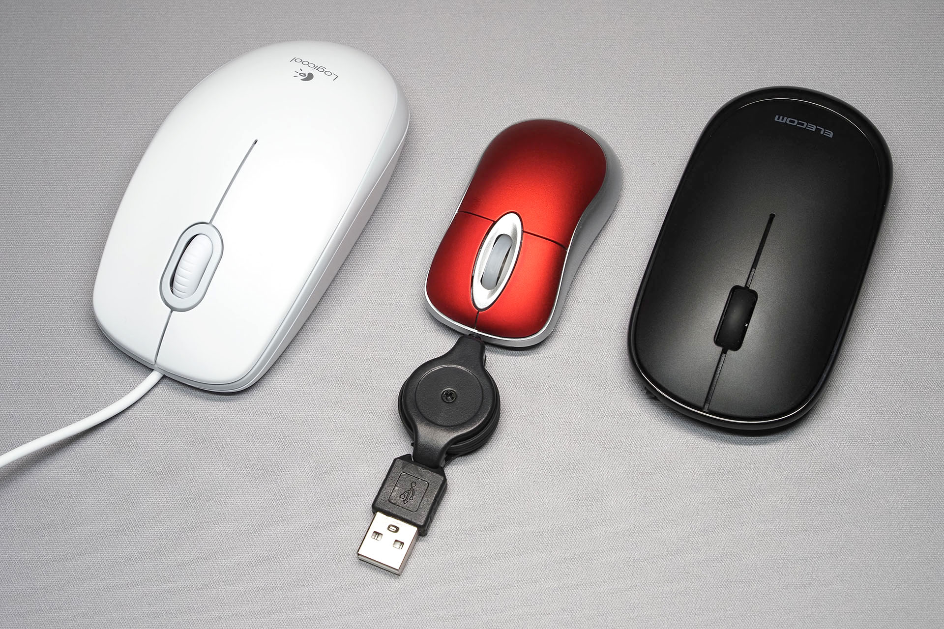 左から、ロジクールM100r、SHEYIブランドの超小型マウス、そして本製品。薄さと邪魔にならなさでは、本製品がいちばんだ。