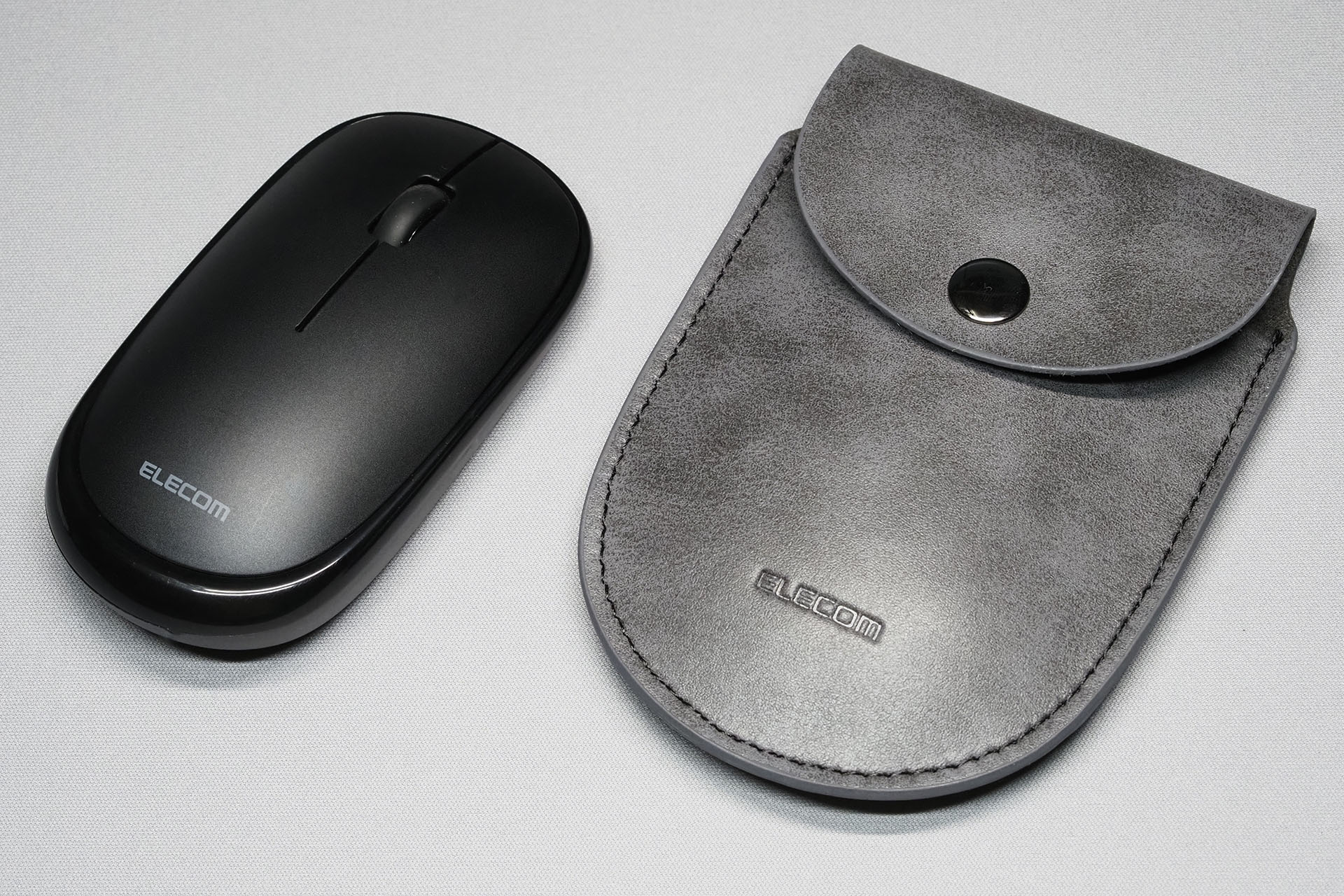 合成皮革の収納ポーチ付き。モバイルでの使用を想定しているらしい。