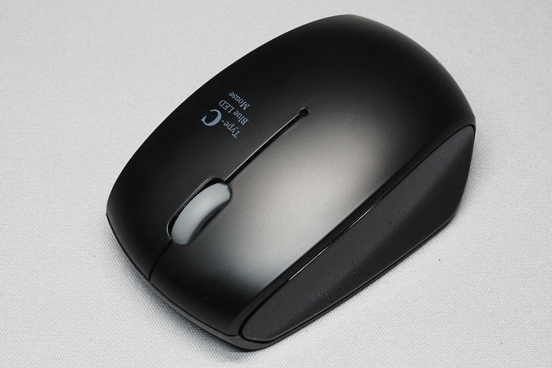 大きさは、約幅54×奥行き82×高さ33mm。左右クリックボタンと押下できるホイールボタンを備える。カラーはブラックのみ。