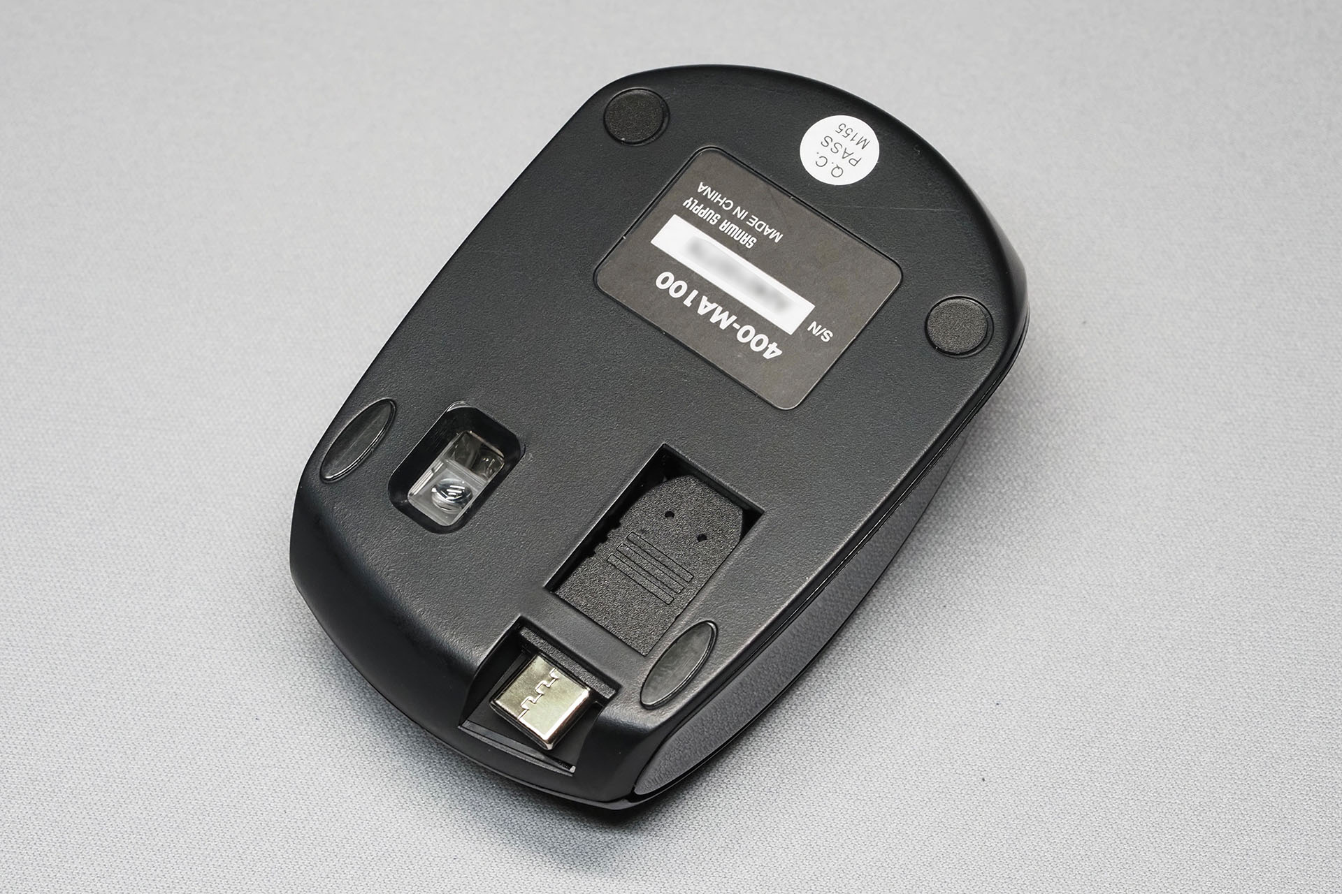 裏面にUSB-C端子を格納できる。ちょっと引き出しにくい。