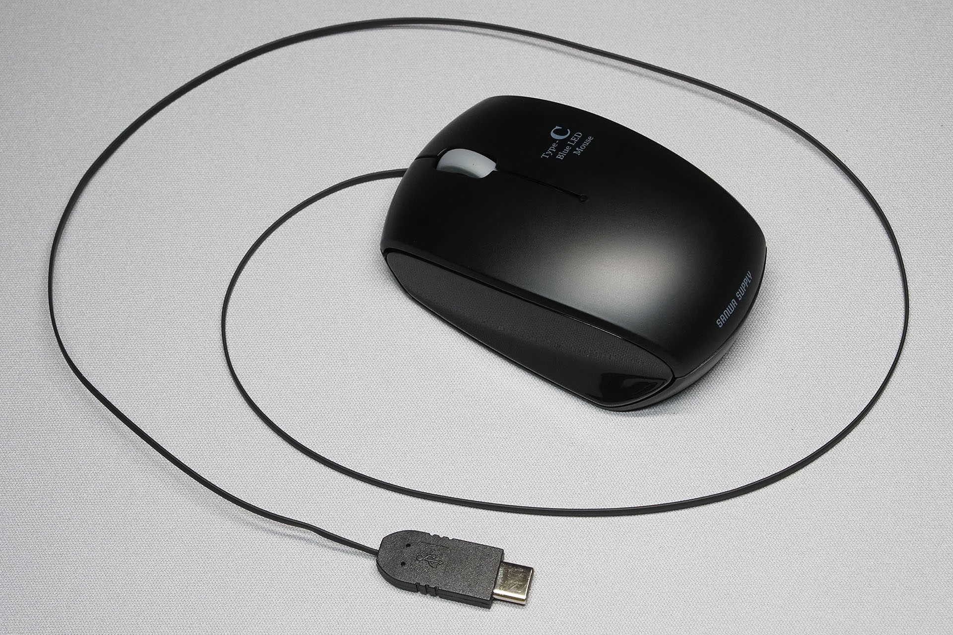 ケーブル長は65cm。