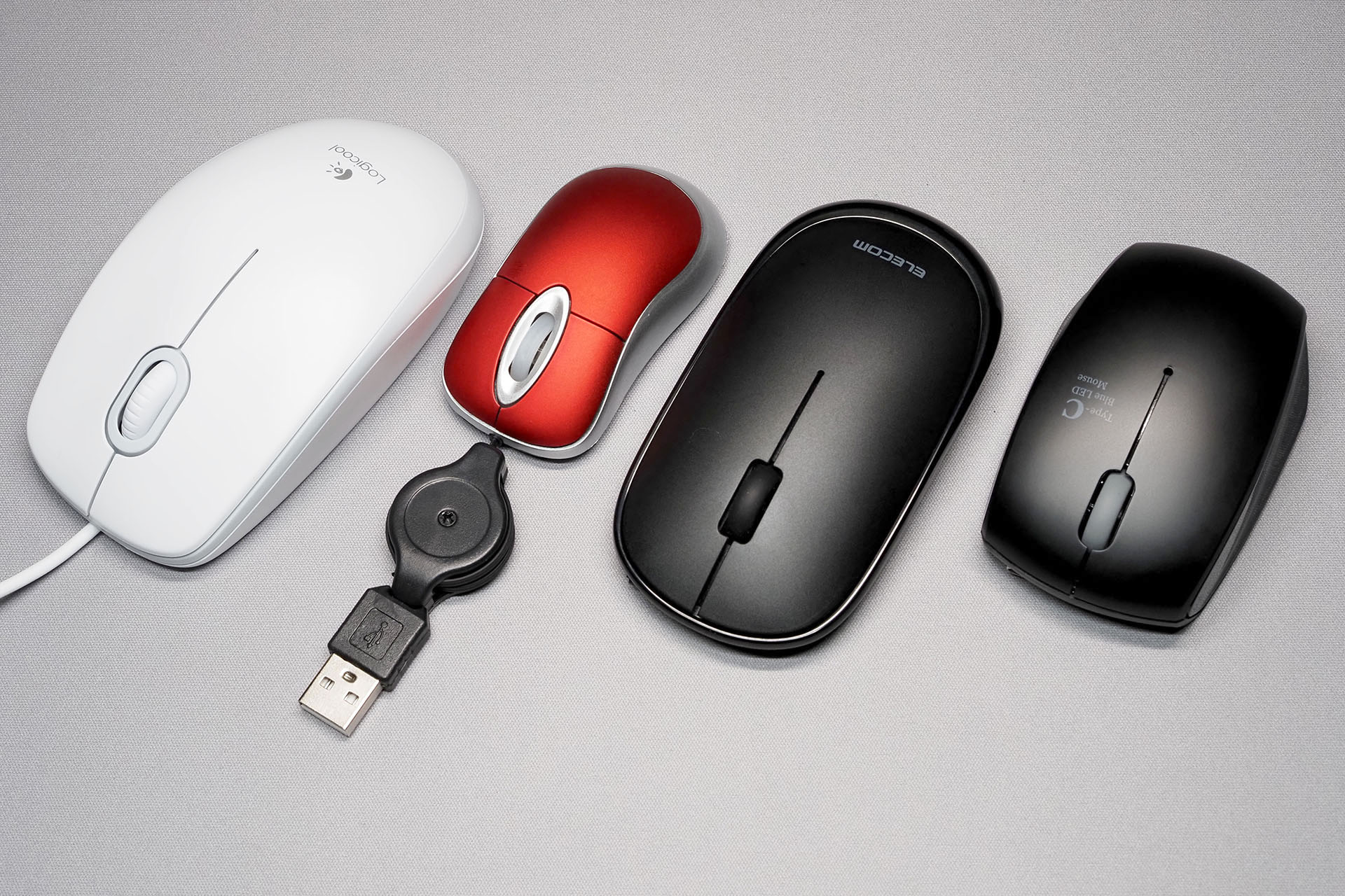 左から、ロジクールM100r、SHEYIブランドの超小型マウス、エレコムM-TM10UBシリーズ、サンワサプライ400-MA100。薄さはエレコムM-TM10UBシリーズが勝るが、サンワサプライの製品は全体的なコンパクトさが秀逸。