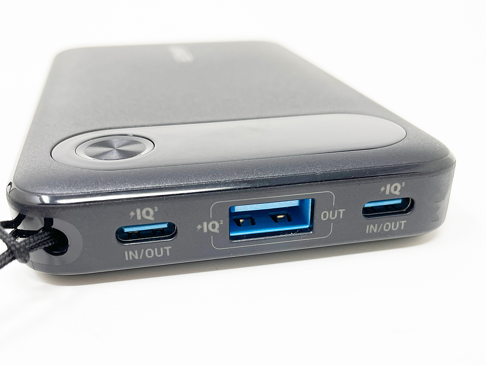 USB-C×2、USB-A×1の合計3つの充電用ポートを備えています。1ポートのみなら10V/2.25Aで最大22.5Wの出力が可能。