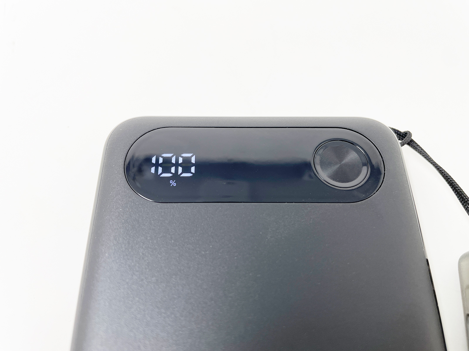 本体のディスプレイで残りの充電容量を確認できます。