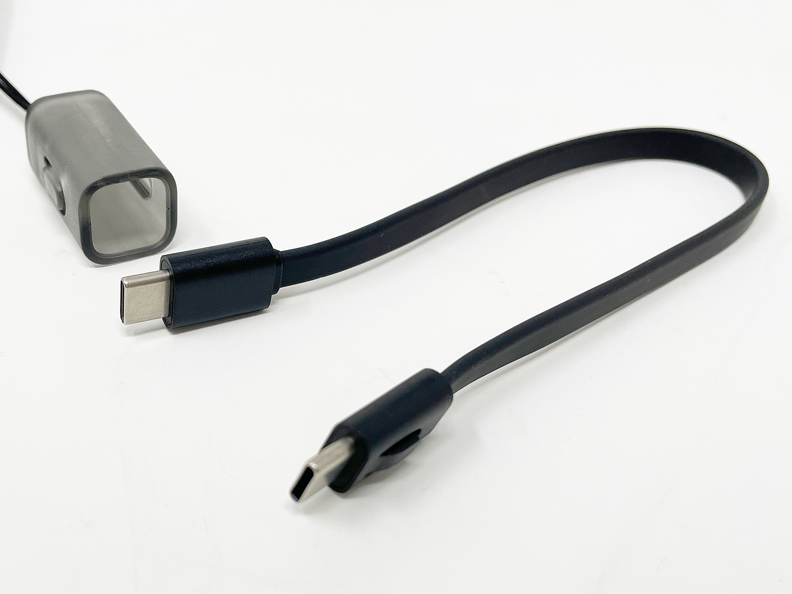 専用ストラップはUSB-Cケーブル。