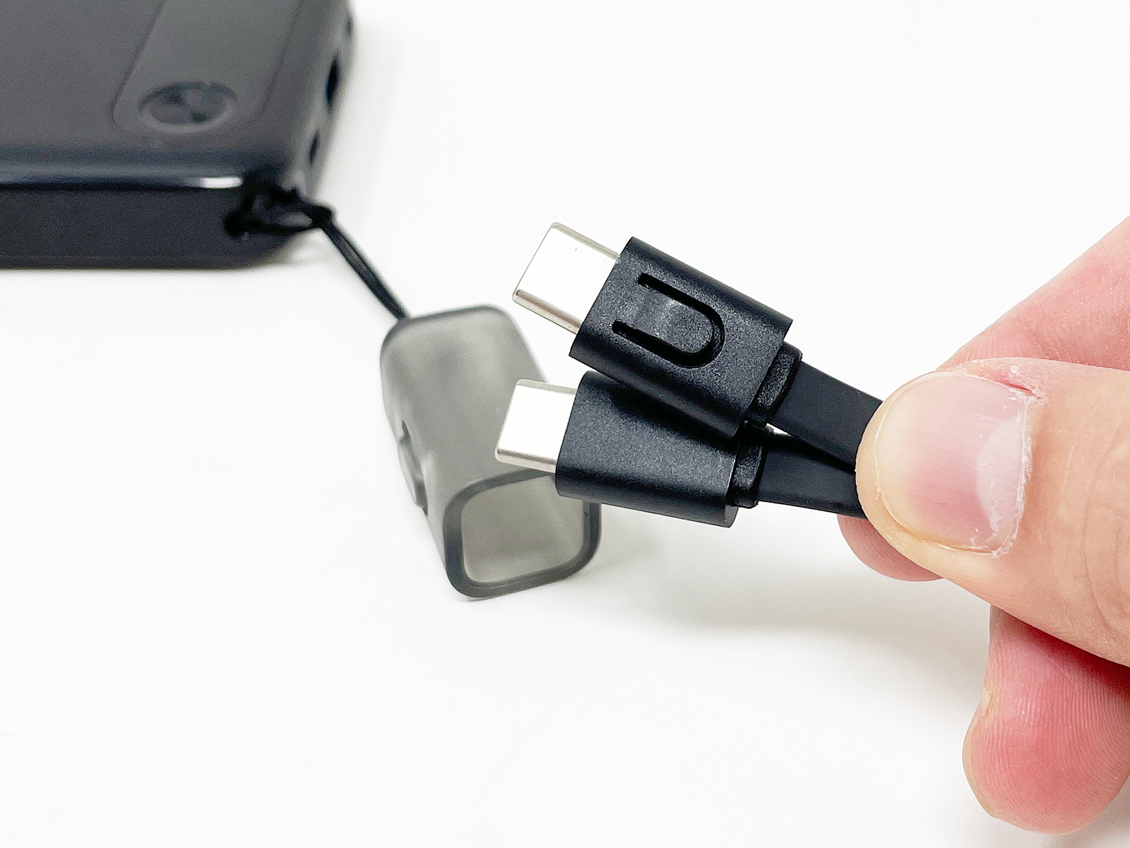 両端を重ねてケースにカチッとはめ込めるようになっています。