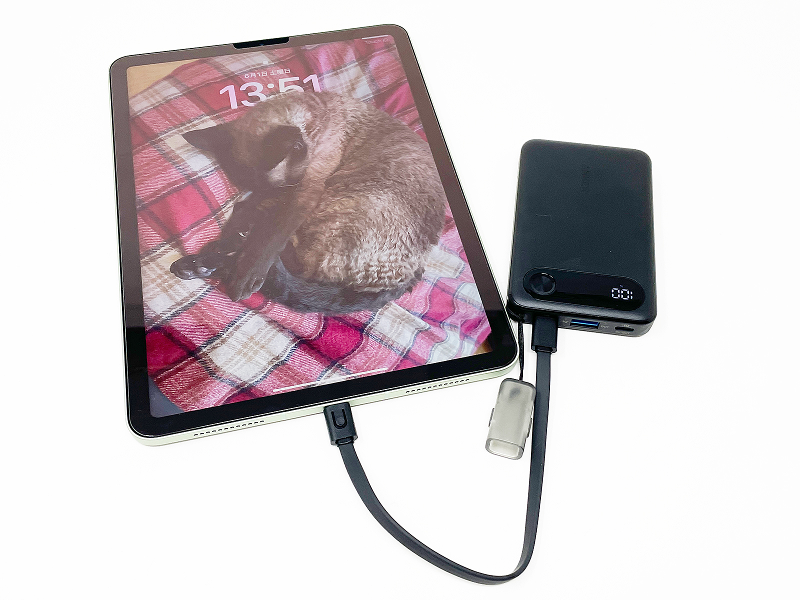 専用ストラップケーブルを使ってUSB-C対応ポート経由で充電できます。