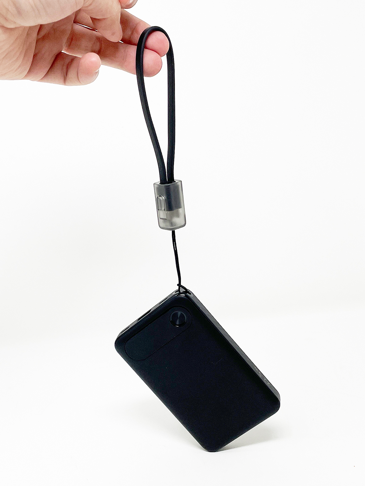 ぶら下げても大丈夫。よほど振り回さない限りすっぽ抜ける心配はなさそうです。