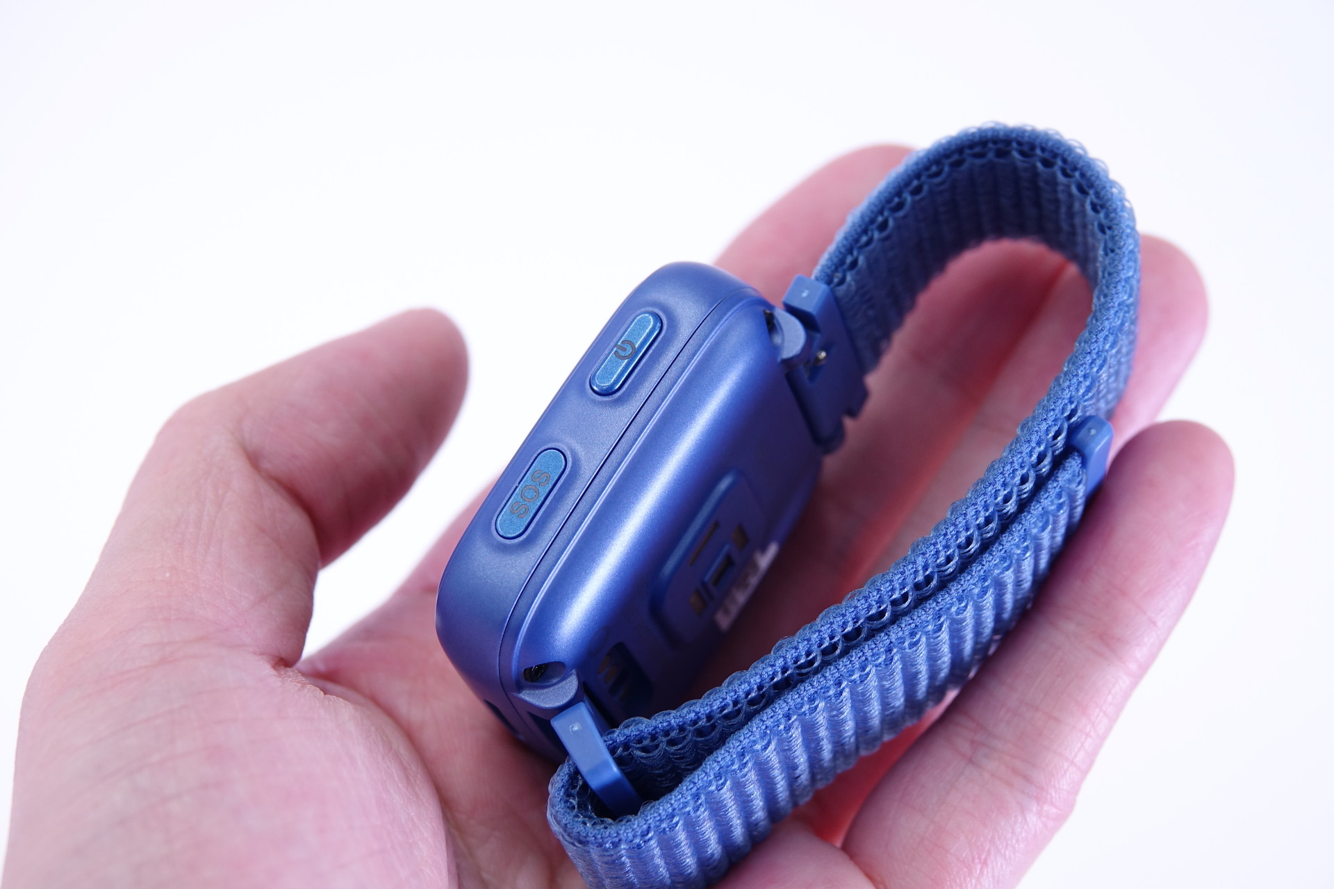 側面にはSOSボタンと電源ボタン